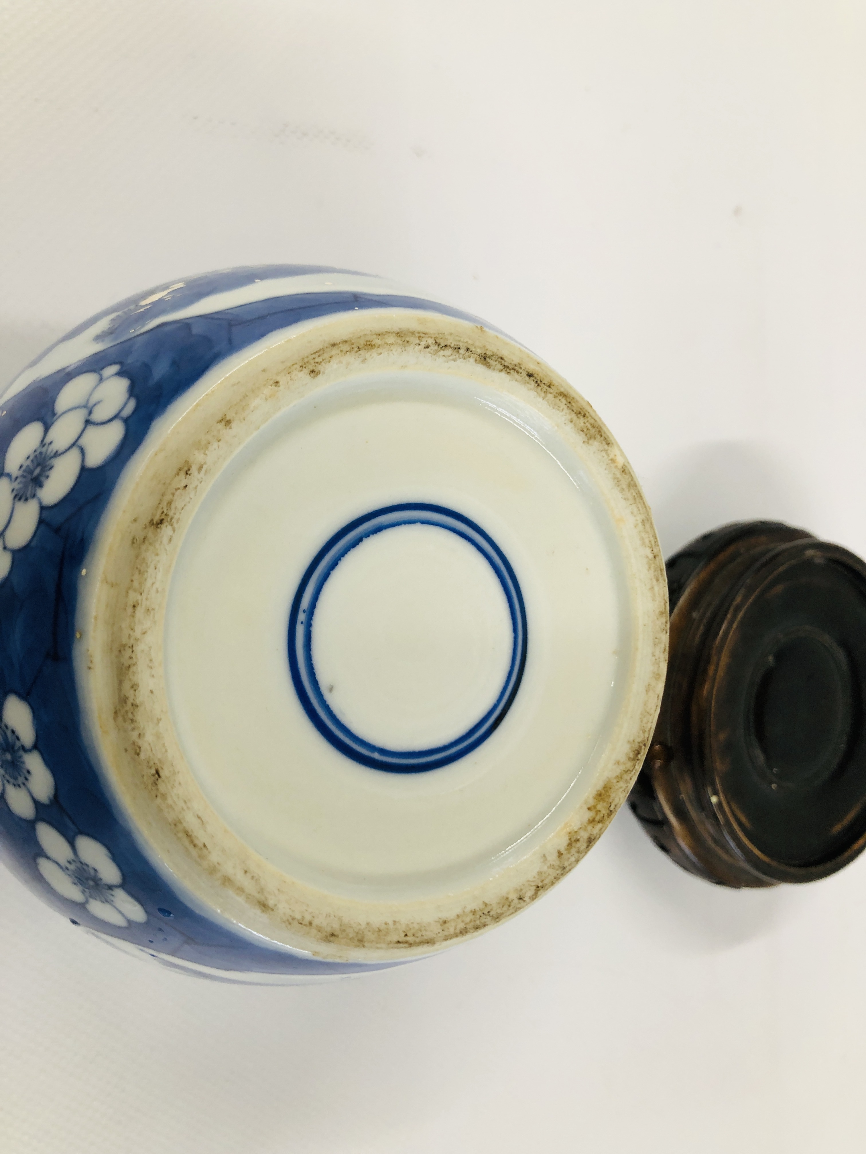 A ORIENTAL BLUE AND WHITE GINGER JAR AND STAND ALONG WITH A JAPANESE BUDDA FIGURE. - Image 10 of 10