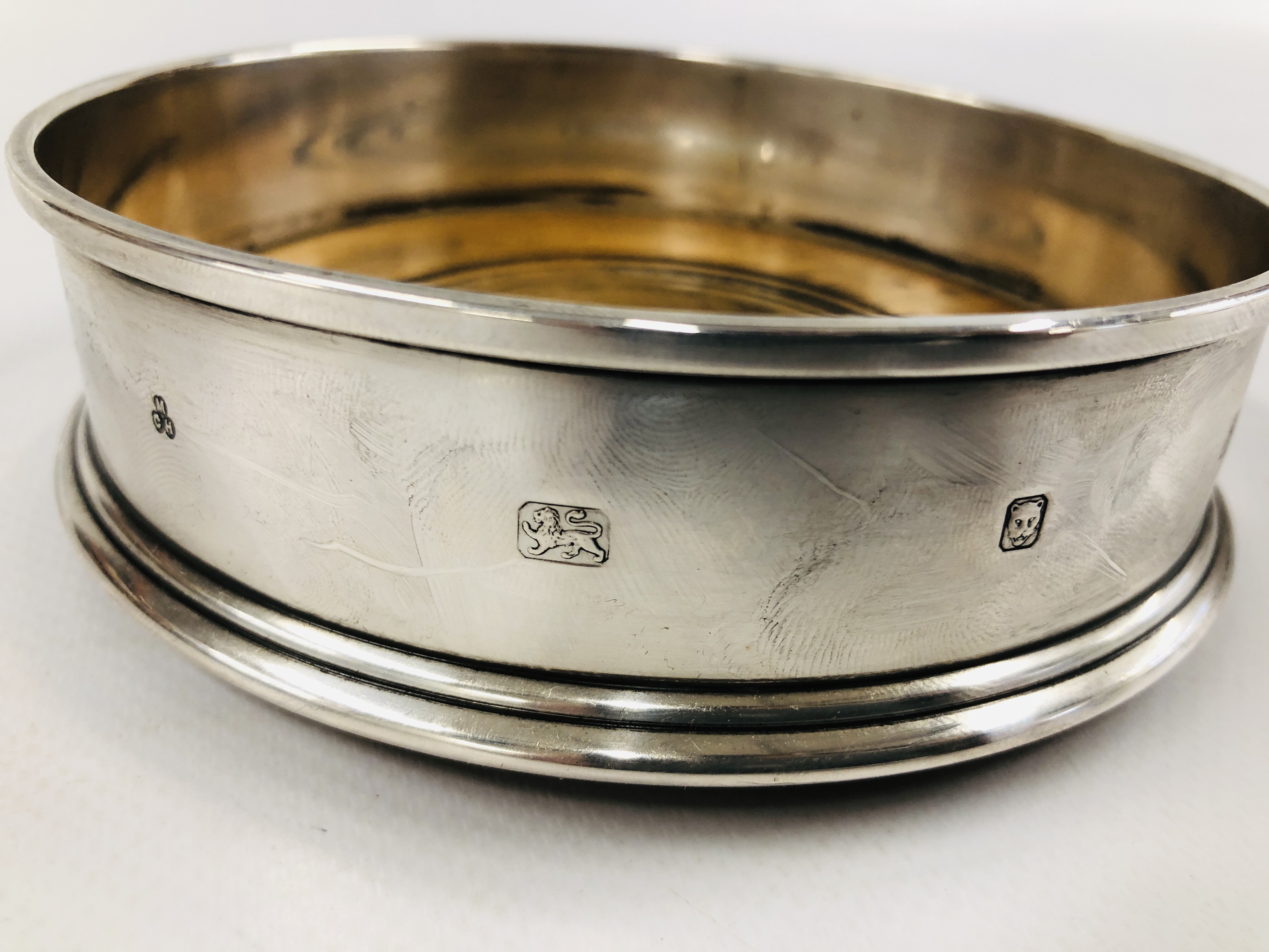 AN ANTIQUE SILVER CIRCULAR COASTER LONDON ASSAY MCH DIAMETER 12.5CM. - Image 2 of 6