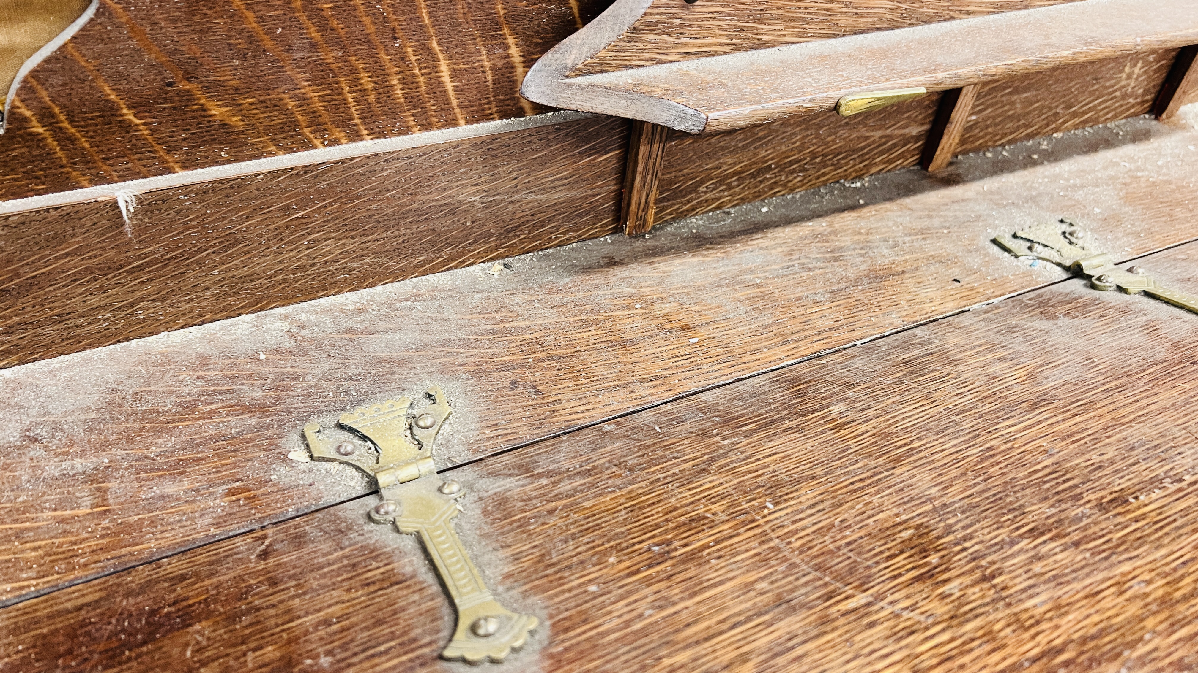 A VINTAGE OAK ARTS AND CRAFTS PIANO WITH ORIGINAL MAKERS LABEL COLLARD & COLLARD HOLDER BROS. - Image 10 of 12