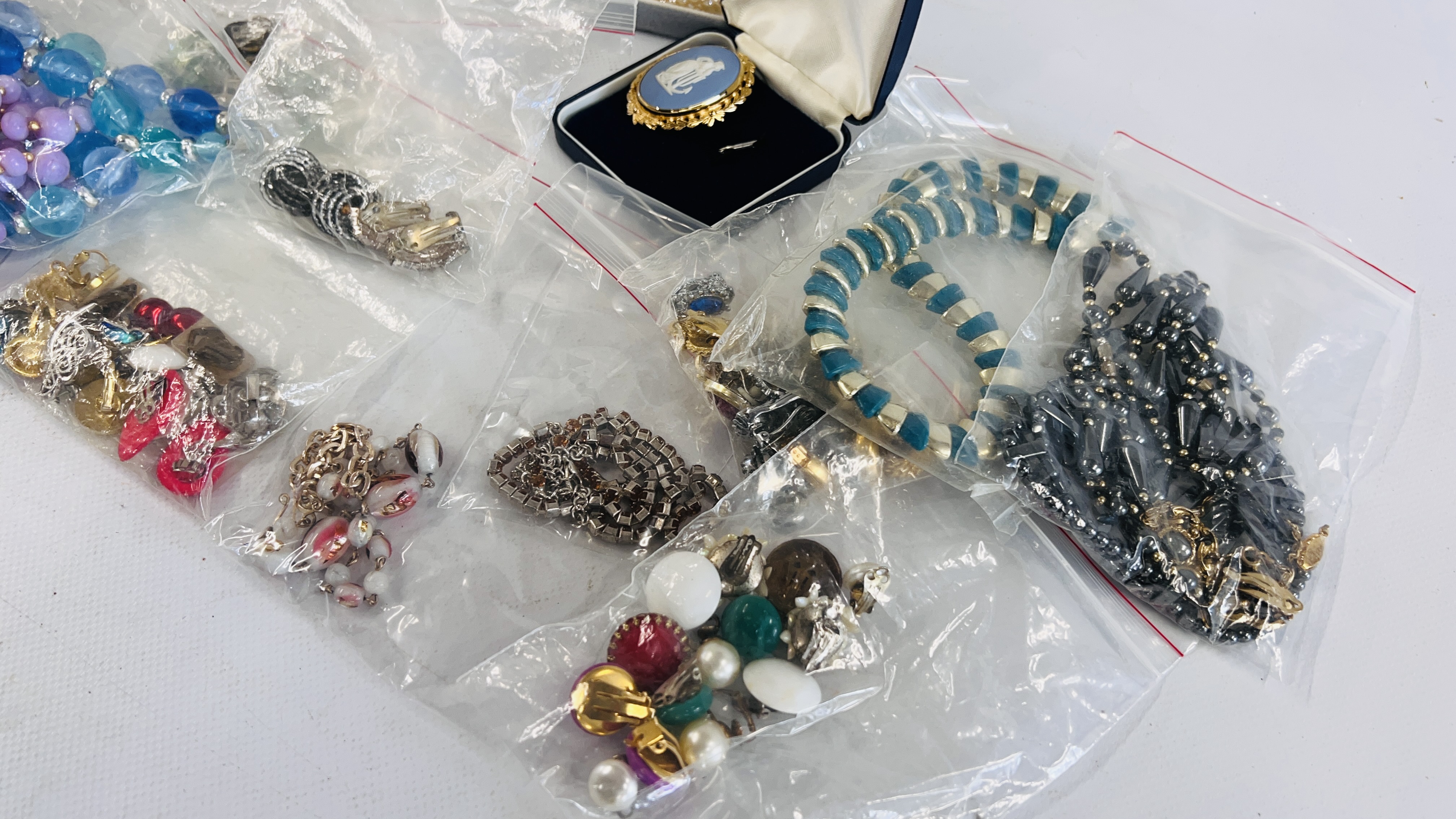 A TRAY OF ASSORTED COSTUME JEWELLERY TO INCLUDE SILVER EXAMPLES, BEADED NECKLACES, STUD EARRINGS, - Image 2 of 13