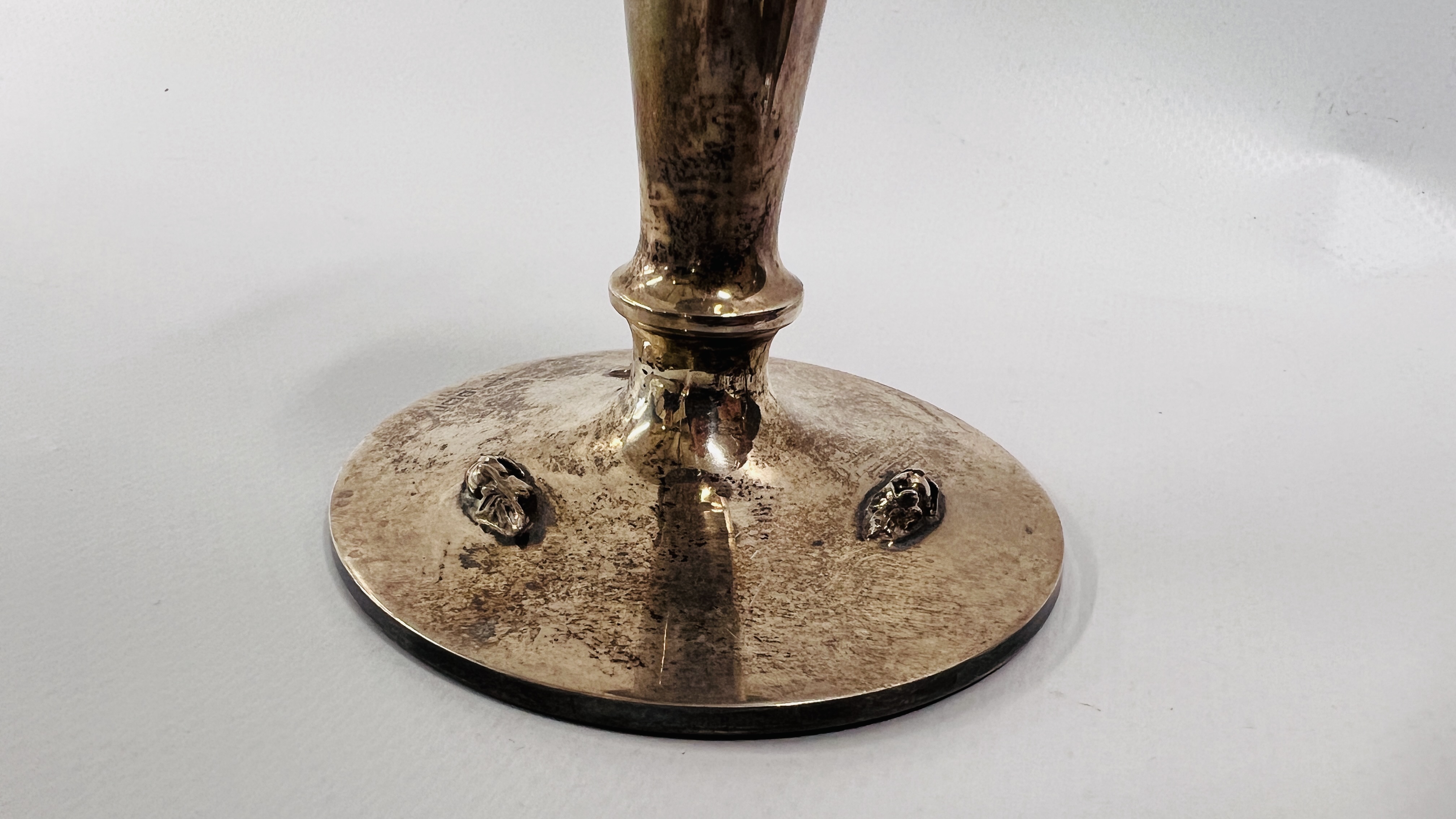 AN ANTIQUE SILVER HAT PIN STAND WITH APPLIED DECORATION, BIRMINGHAM ASSAY, RUBBED MAKERS MARK. H 16. - Image 3 of 7