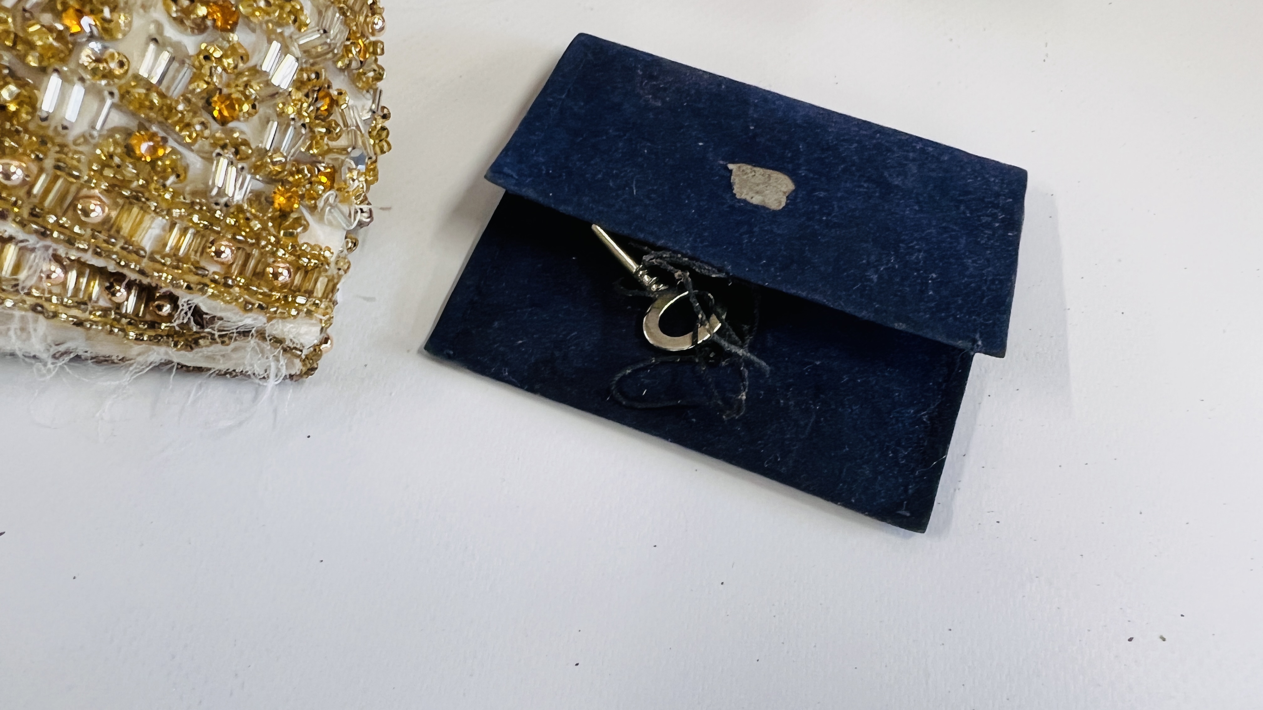 A BOX OF ASSORTED VINTAGE COSTUME JEWELLERY TO INCLUDE SIMULATED PEARLS, KELTON WRIST WATCH A/F, - Image 6 of 10