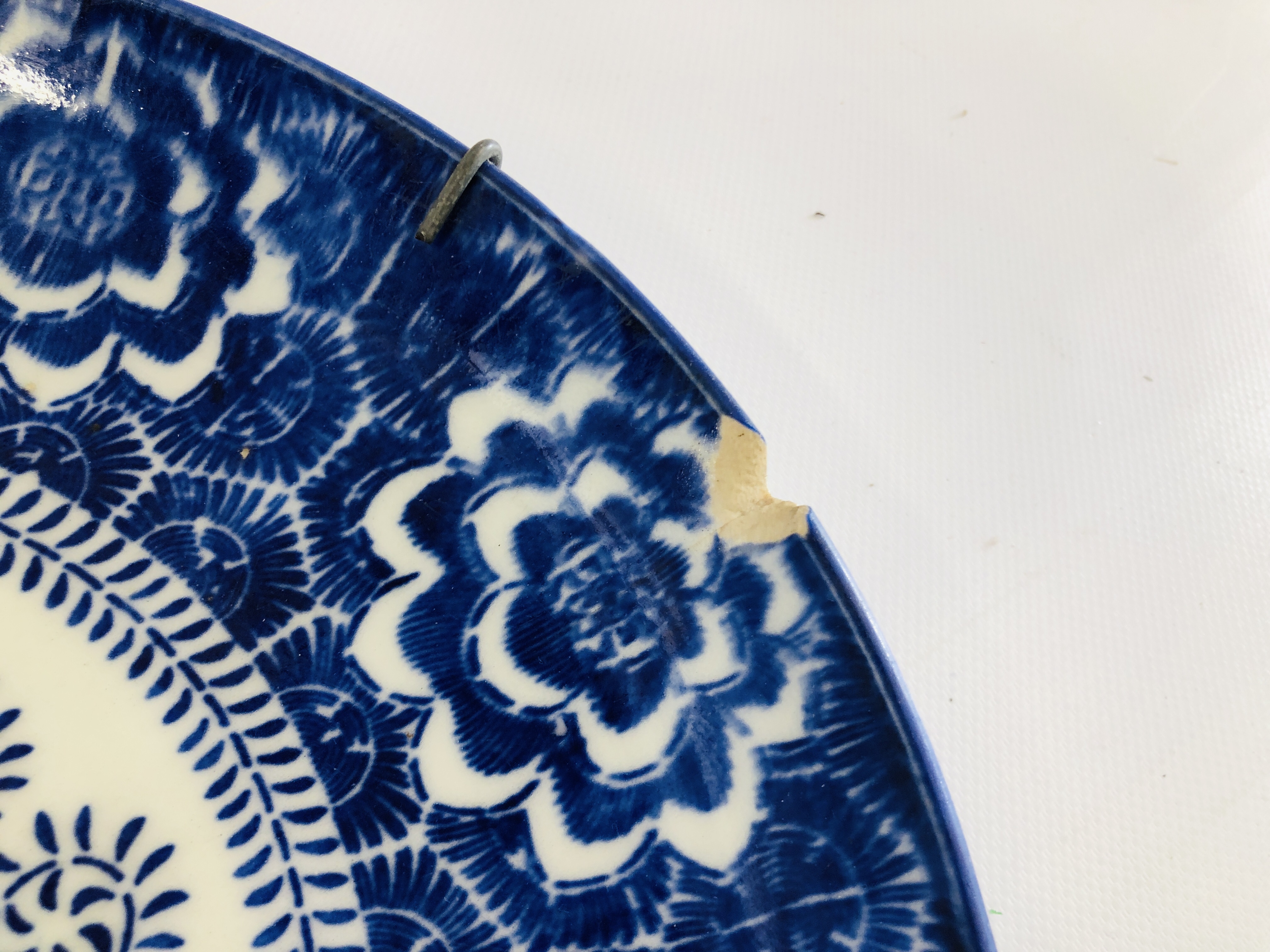 A GROUP OF CHINESE BLUE AND WHITE PLATES AND DISHES DECORATED WITH A FISH SYMBOL ALONG WITH A - Image 10 of 14