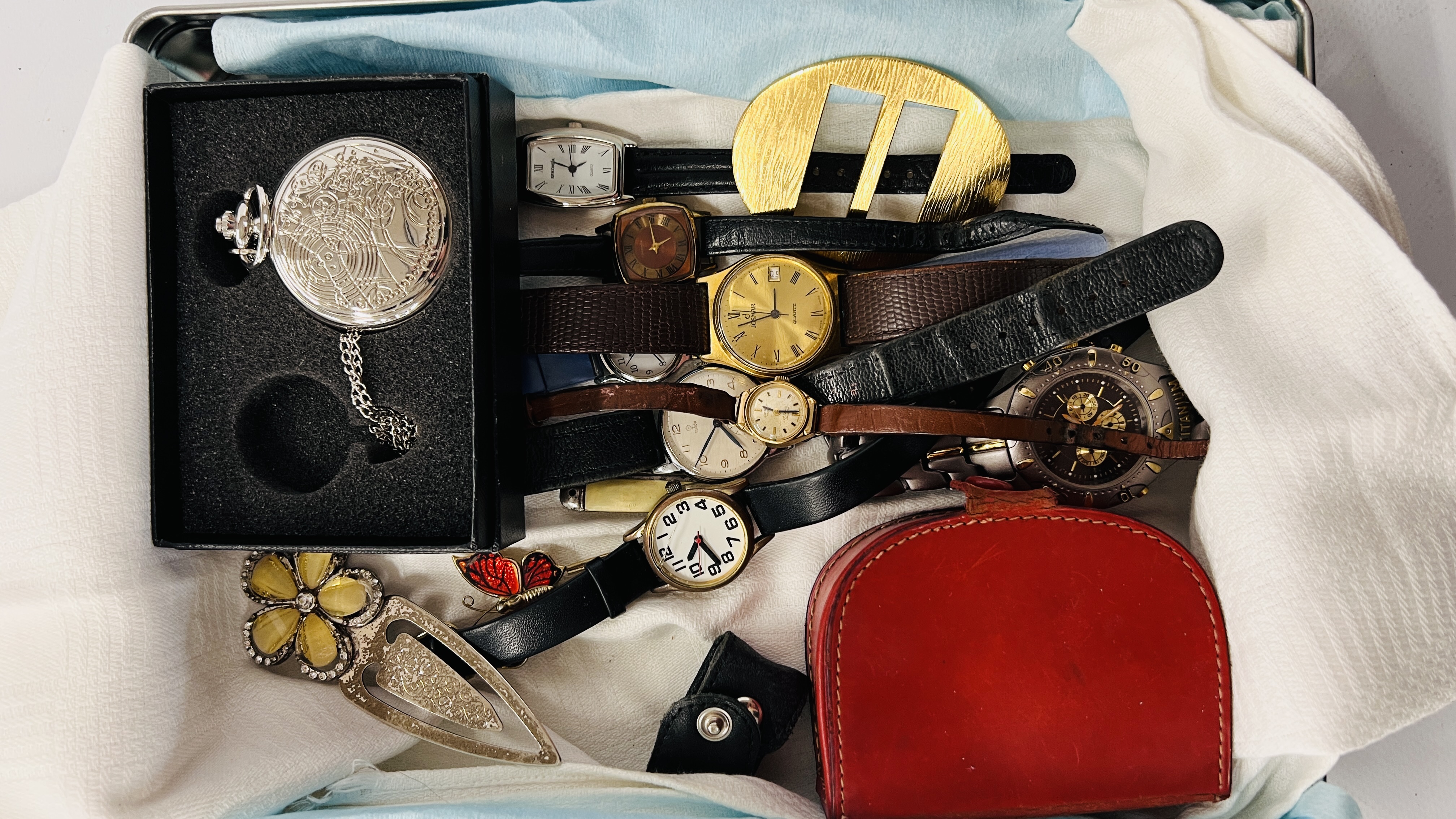 A GROUP OF ASSORTED MODERN AND VINTAGE WRIST WATCHES TO INCLUDE SEKONDA FOB WATCH, JOSMAR,