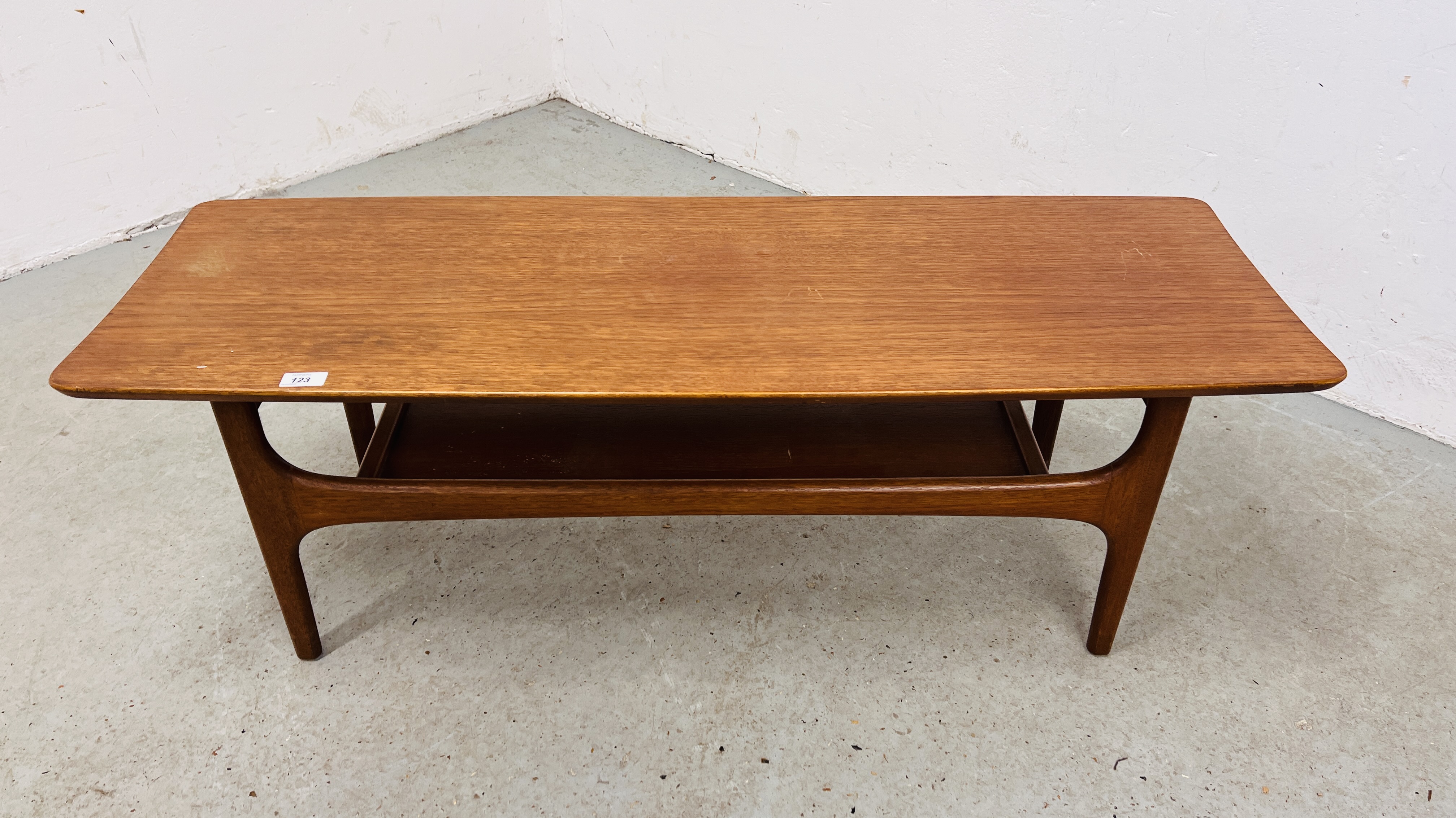 A RETRO TEAK TWO TIER COFFEE TABLE.