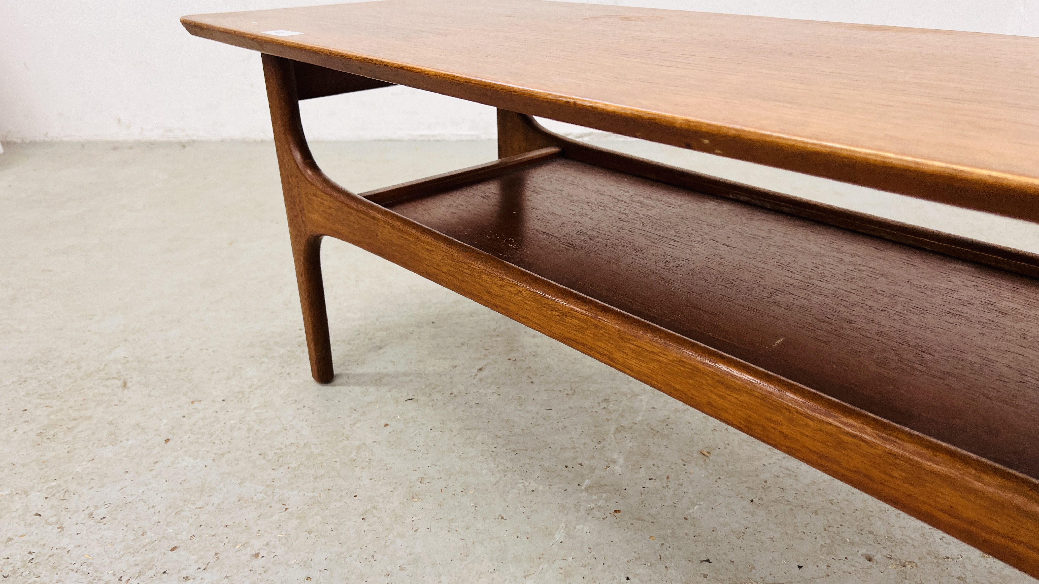 A RETRO TEAK TWO TIER COFFEE TABLE. - Image 6 of 7