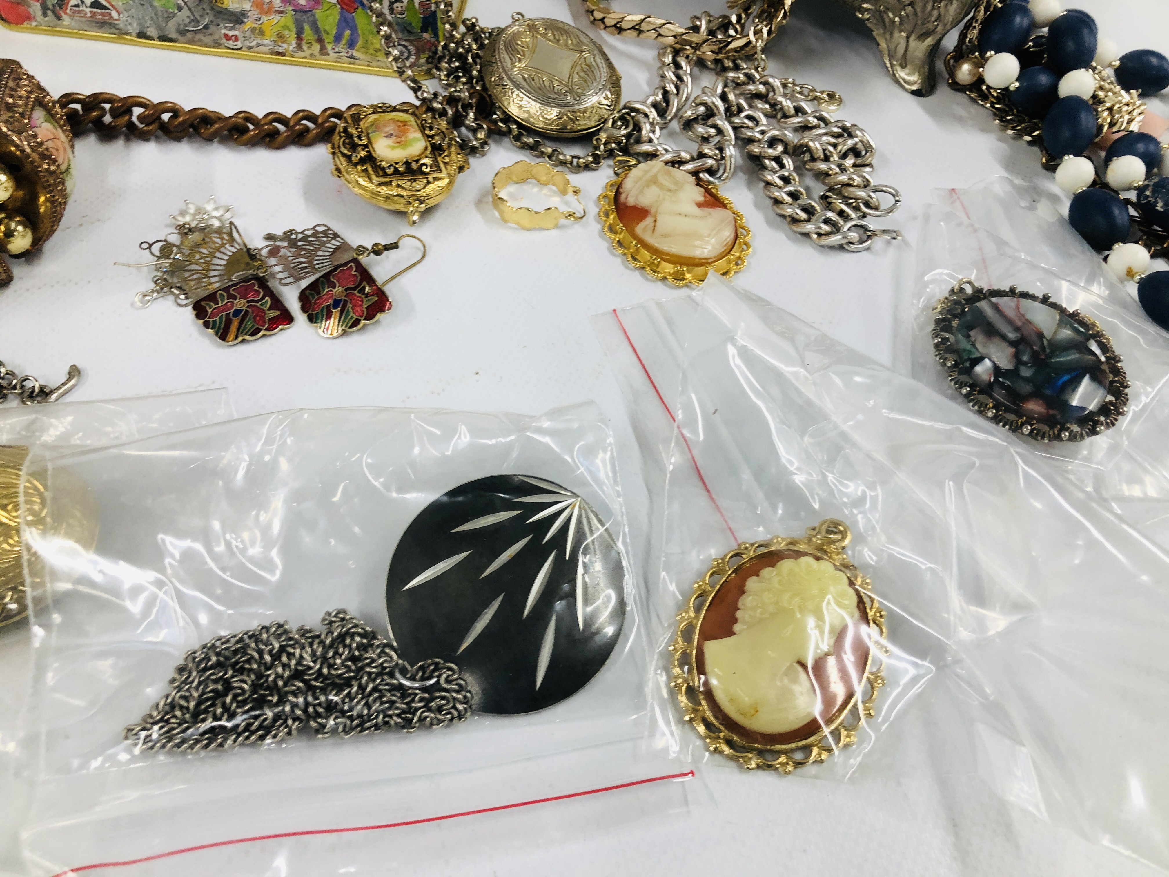 A BOX CONTAINING AN EXTENSIVE COLLECTION OF ASSORTED VINTAGE AND MODERN COSTUME JEWELLERY - RINGS, - Image 10 of 12