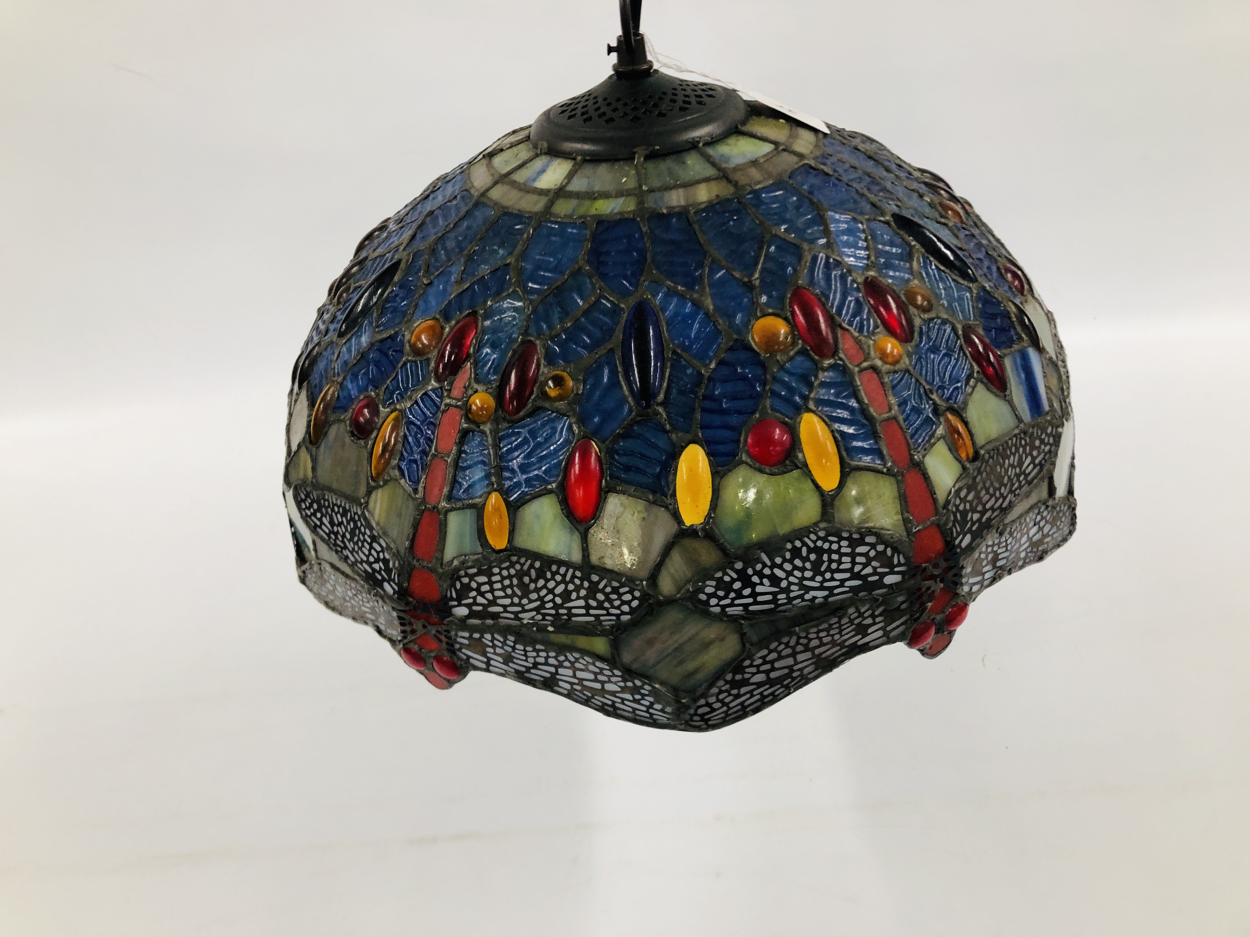 A TIFFANY STYLE STAINED GLASS DRAGONFLY CEILING LIGHT DIA. 40CM.