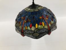 A TIFFANY STYLE STAINED GLASS DRAGONFLY CEILING LIGHT DIA. 40CM.