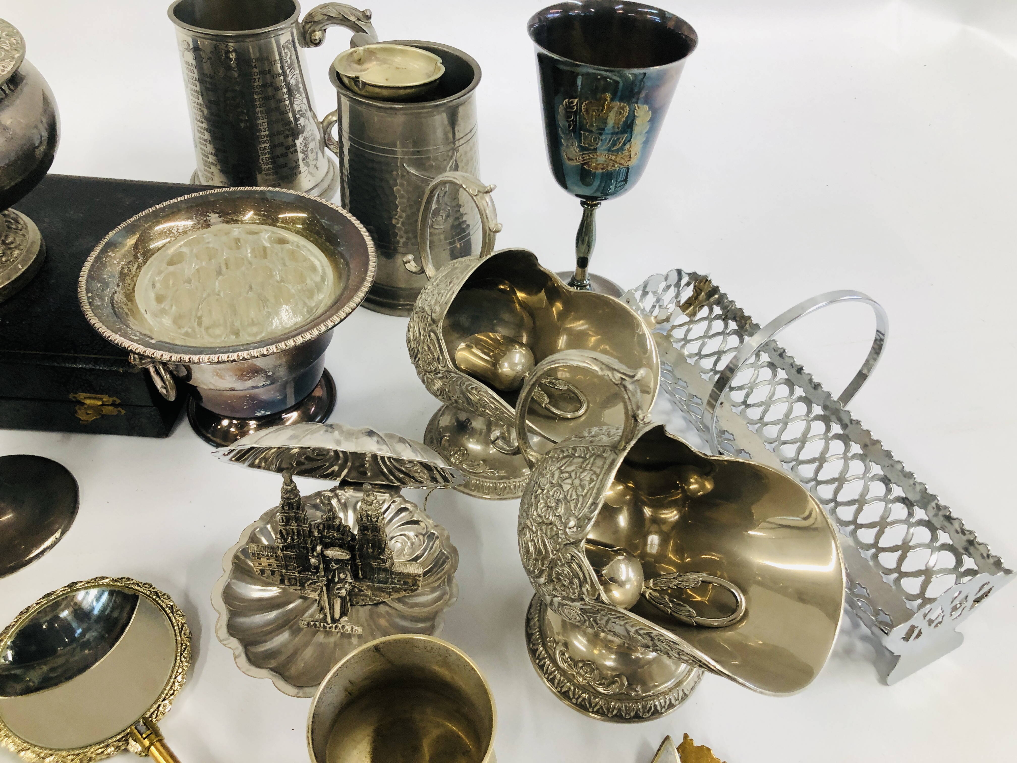 A BOX OF ASSORTED SILVER PLATED WARE TO INCLUDE A PAIR OF TRUMPET VASES, TANKARDS, - Image 8 of 14