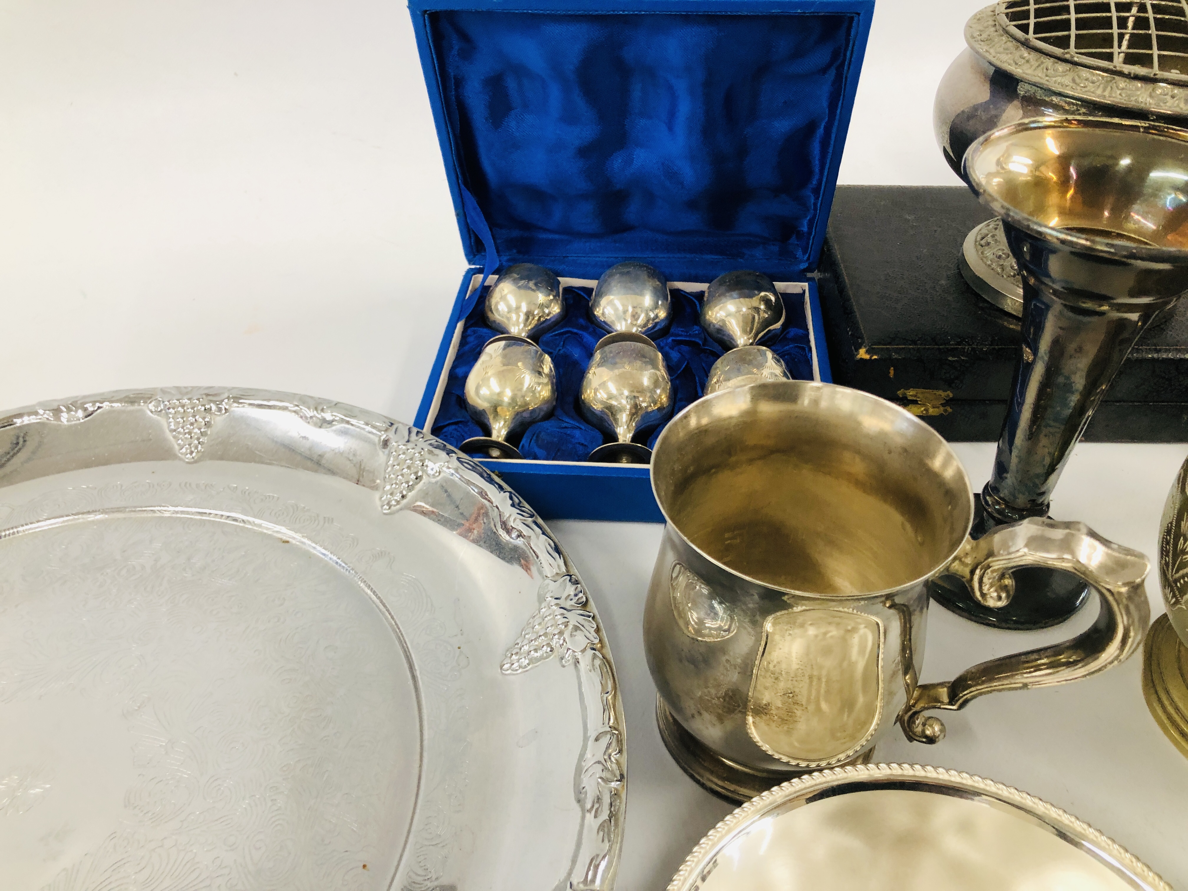 A BOX OF ASSORTED SILVER PLATED WARE TO INCLUDE A PAIR OF TRUMPET VASES, TANKARDS, - Image 11 of 14