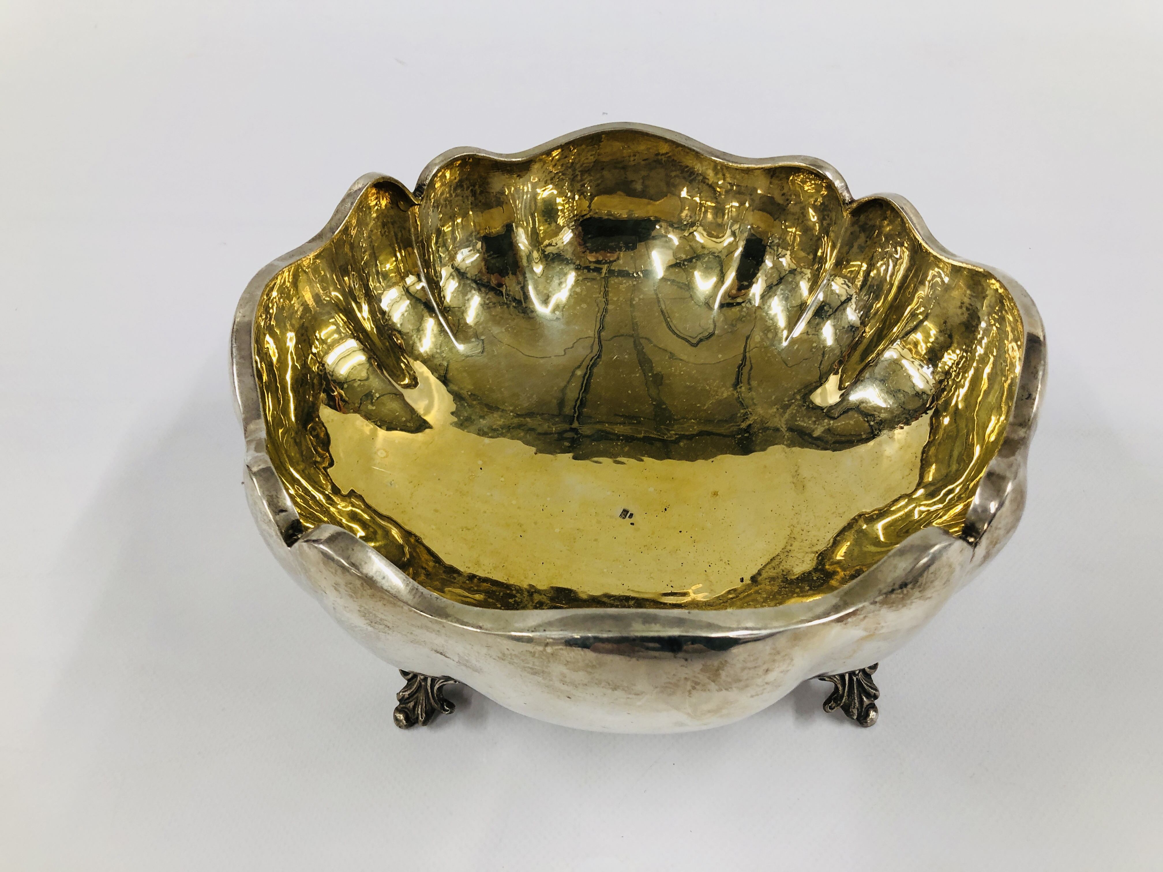 A SILVER AND GILT FRUIT BOWL, CIRCULAR LOBED MOLDED BORDER ON FOUR OPENWORK SCROLL FEET, DIA. - Image 2 of 10