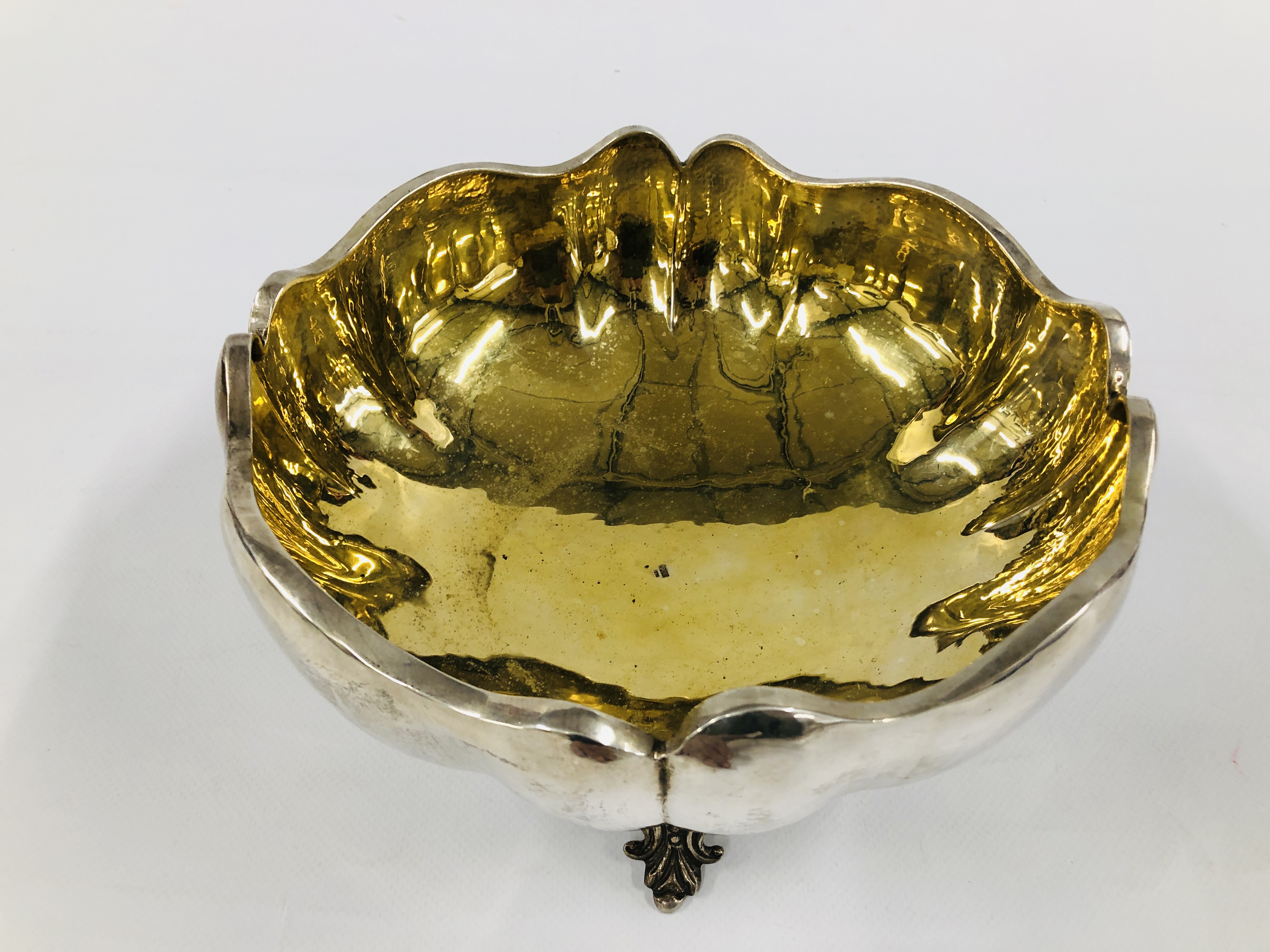 A SILVER AND GILT FRUIT BOWL, CIRCULAR LOBED MOLDED BORDER ON FOUR OPENWORK SCROLL FEET, DIA. - Image 7 of 10