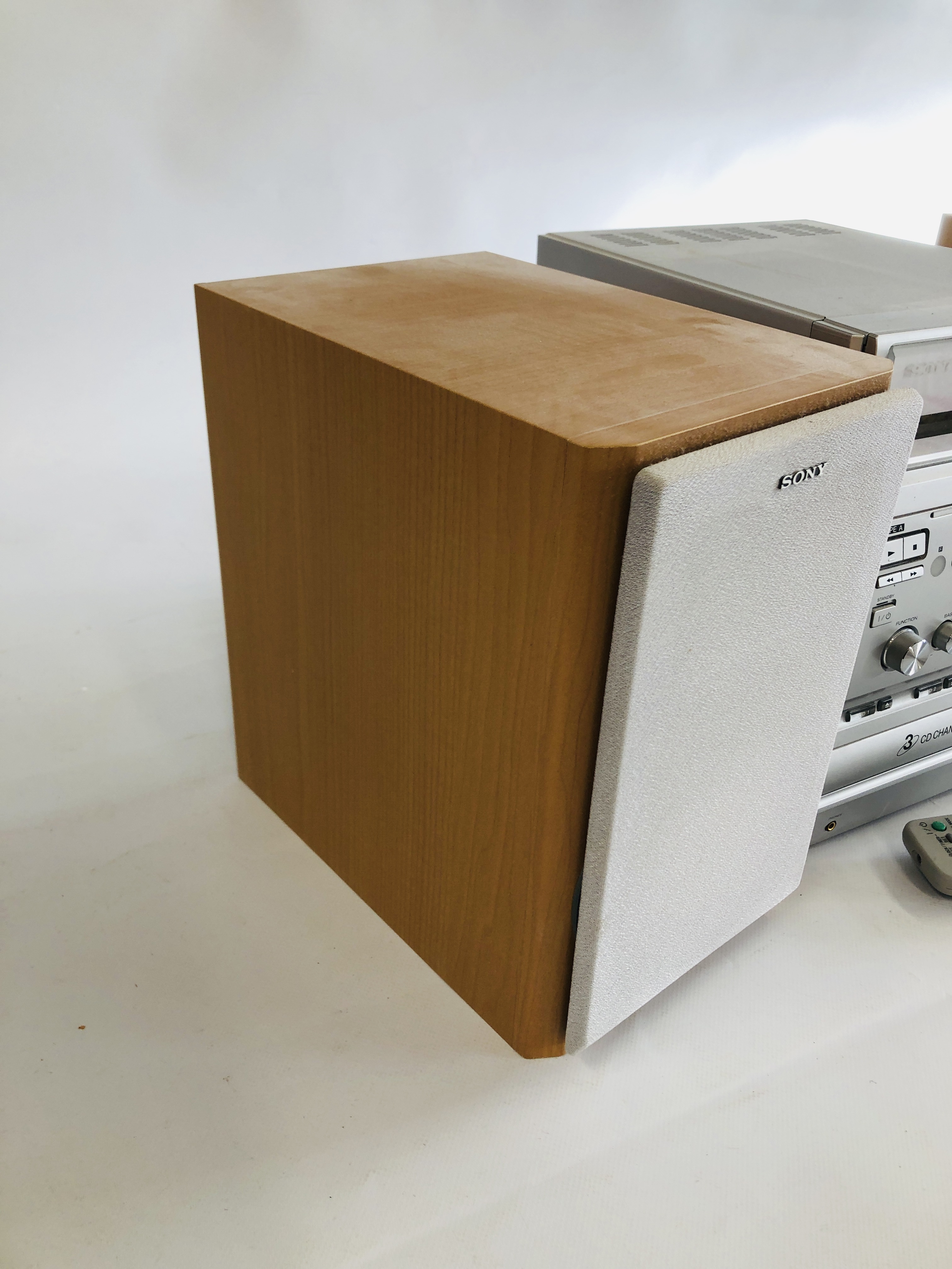 A SONY HIFI SYSTEM WITH SPEAKERS. MODEL CMT-CP300 - SOLD AS SEEN. - Image 3 of 4