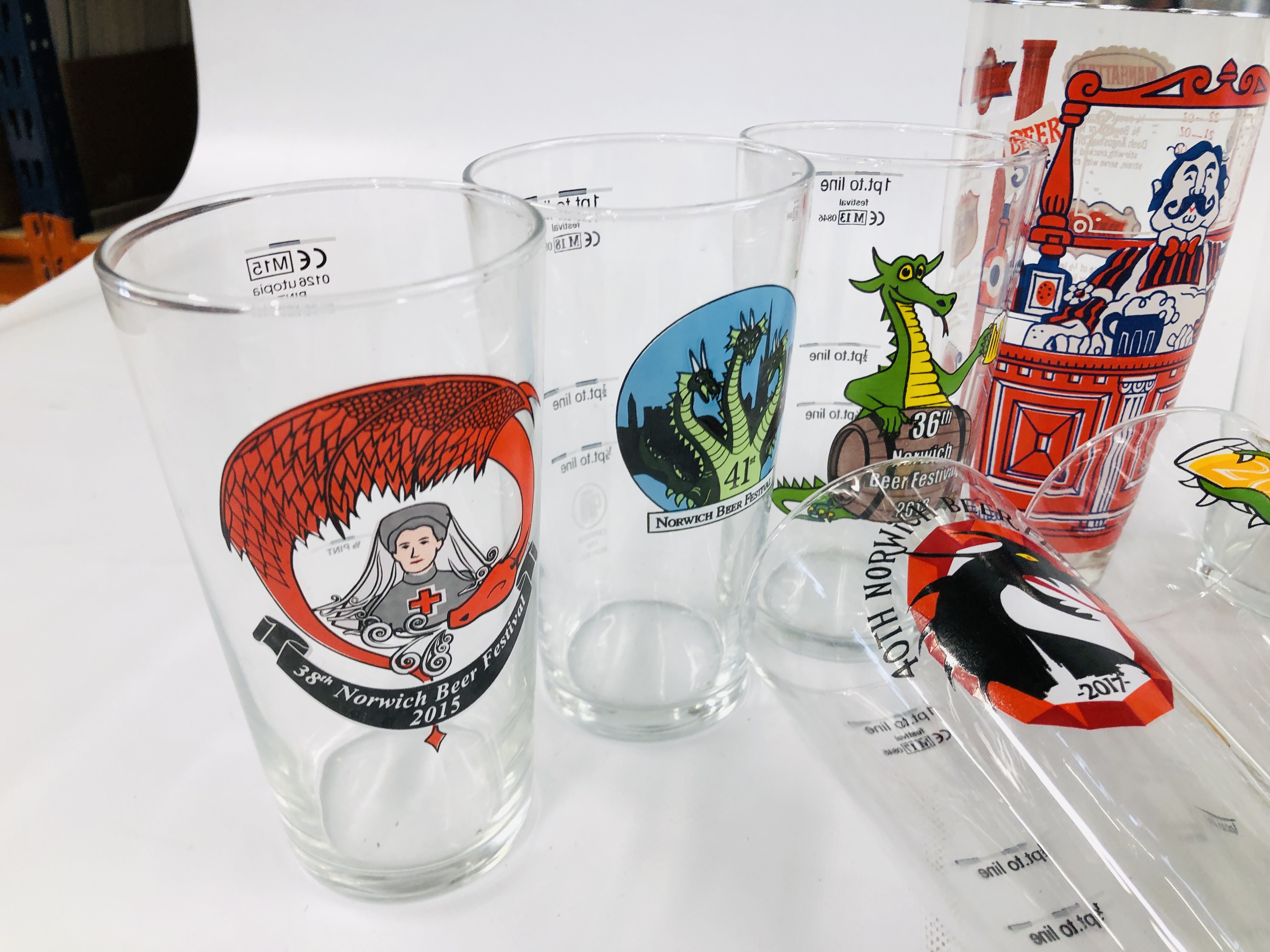 A COLLECTION OF 13 NORWICH BEER FESTIVAL GLASSES ALONG WITH A VINTAGE BOXED SET "BAR BELLES - Image 2 of 7