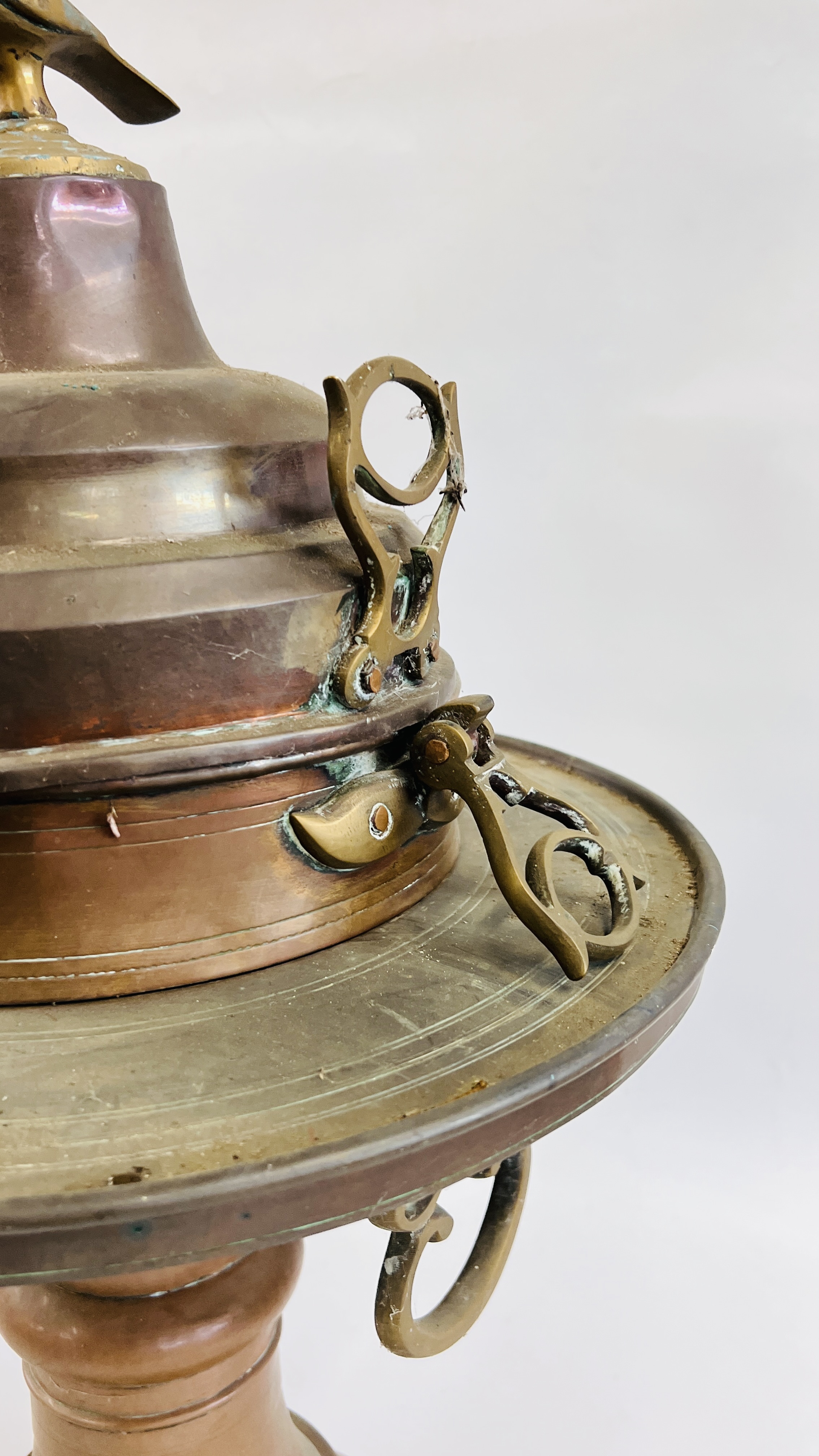 AN IMPRESSIVE MIDDLE EASTERN COPPER AND BRASS BRAZIER WITH BRASS BIRD FINIAL, H 70CM. - Image 3 of 10