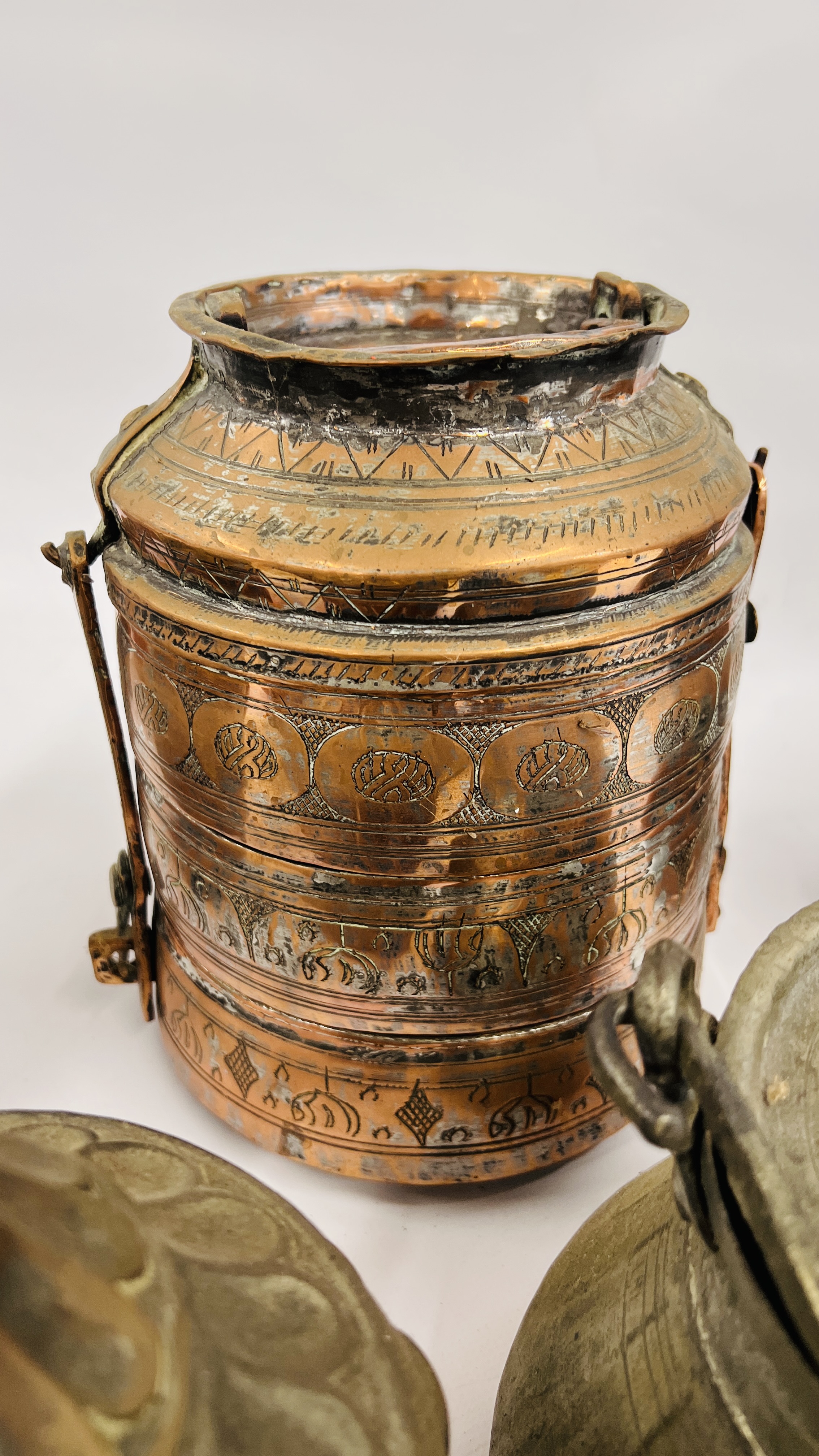 A BOX OF ASSORTED MIDDLE EASTERN AND ASIAN METAL WARE ARTIFACTS COMPRISING PANS, CONTAINERS, - Image 17 of 17