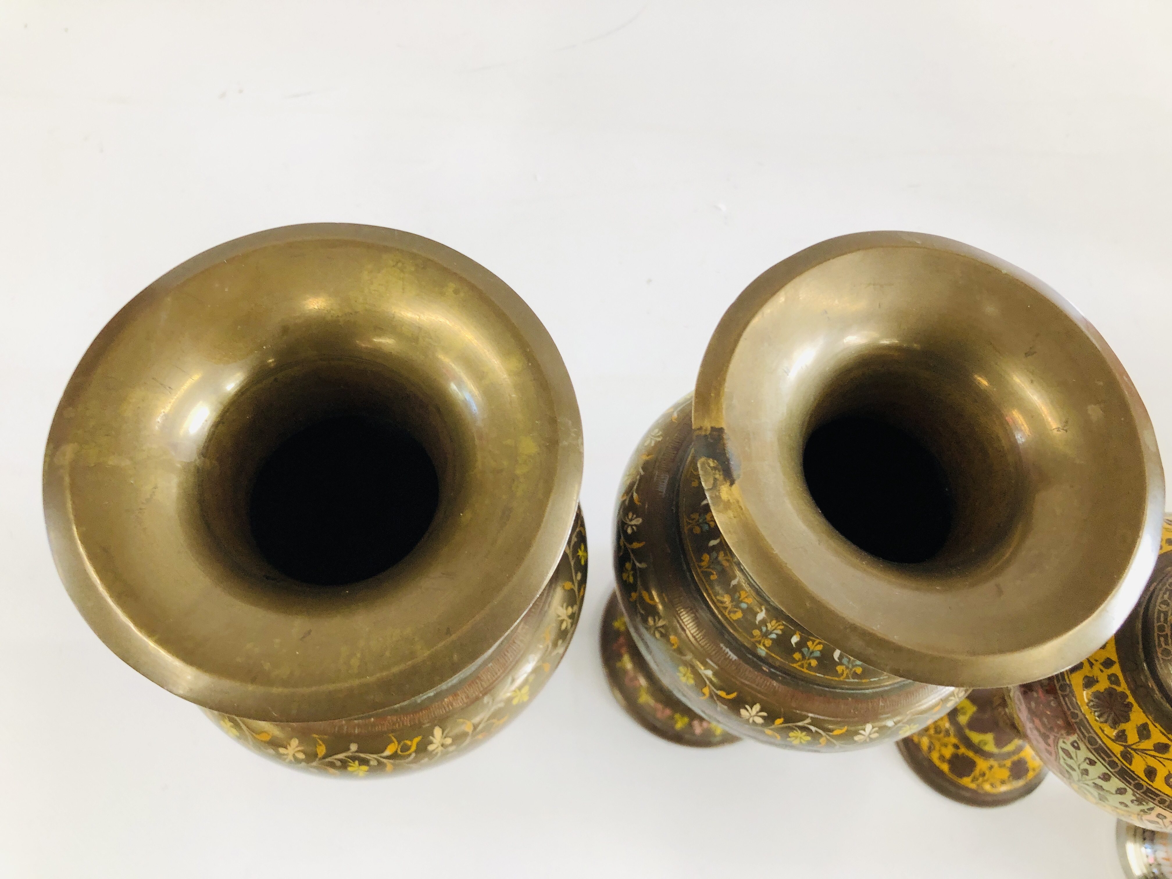 A PAIR OF BRASS VASES WITH CHASED PEACOCK AND HAND PAINTED DECORATION ALONG WITH A SMALLER VASE OF - Image 4 of 8