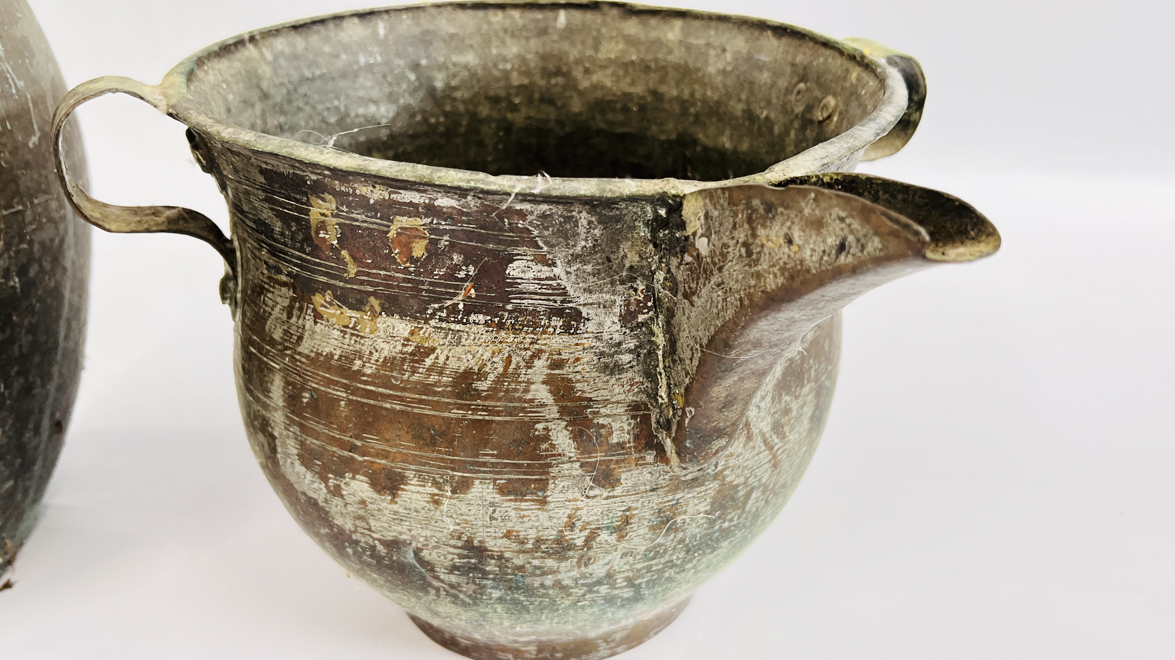 A LARGE MIDDLE EASTERN METAL WARE TWO HANDLED VESSEL H 39CM ALONG WITH A FURTHER EXAMPLE HAVING A - Image 4 of 9