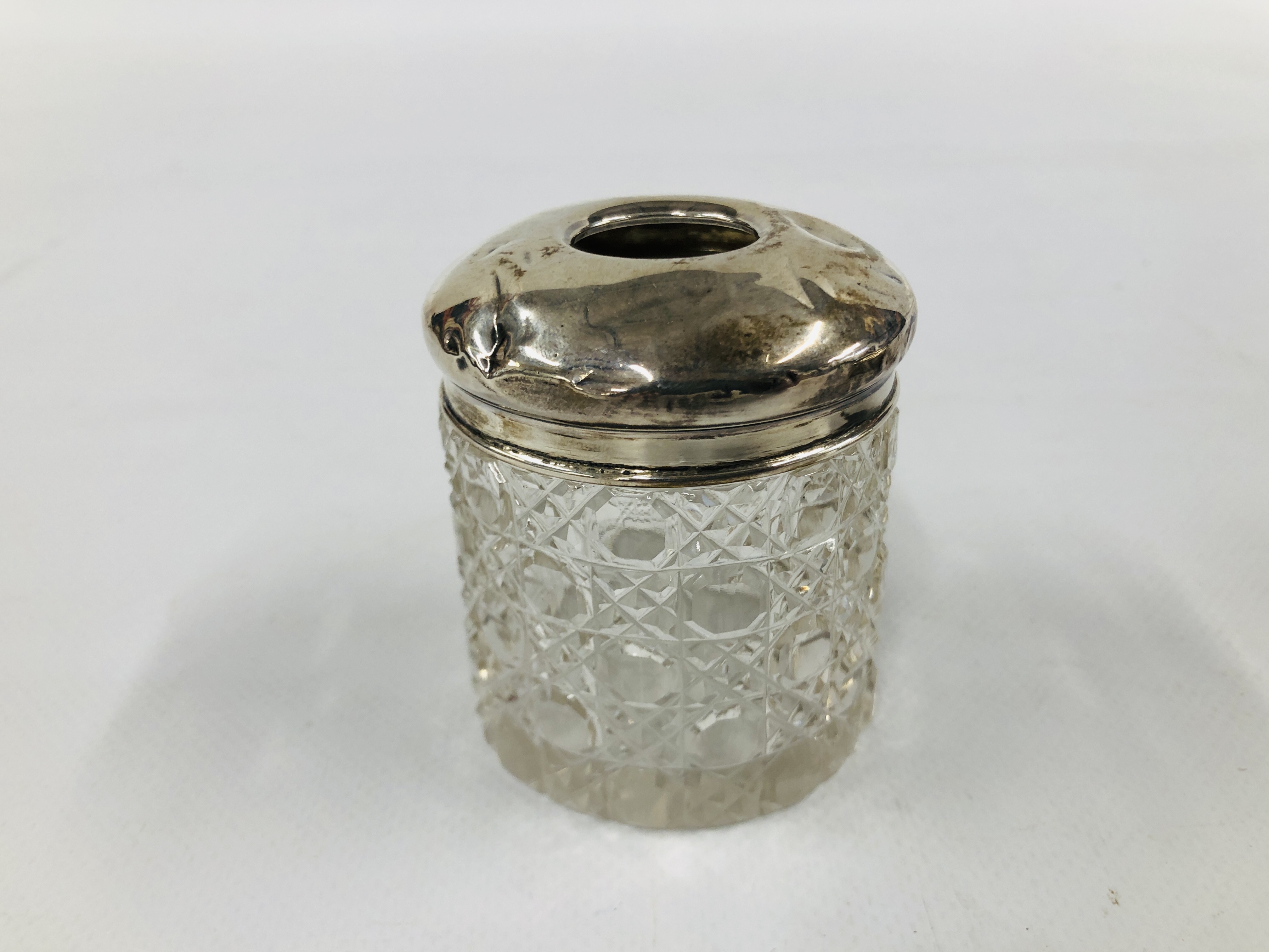 A SILVER TANKARD LONDON ASSAY 6. - Image 13 of 18