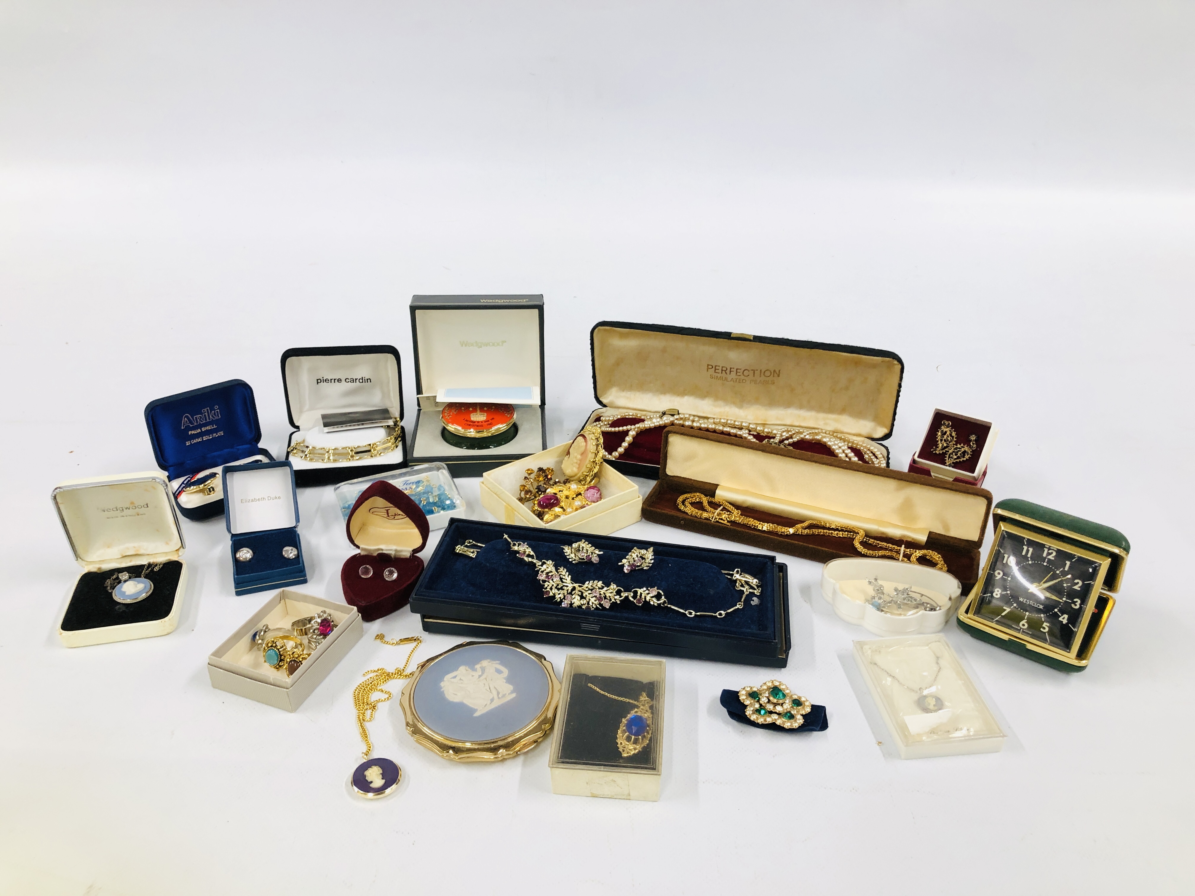 A BOX OF ASSORTED JEWELLERY TO INCLUDE RELIGIOUS NECKLACES, COSTUME RINGS,