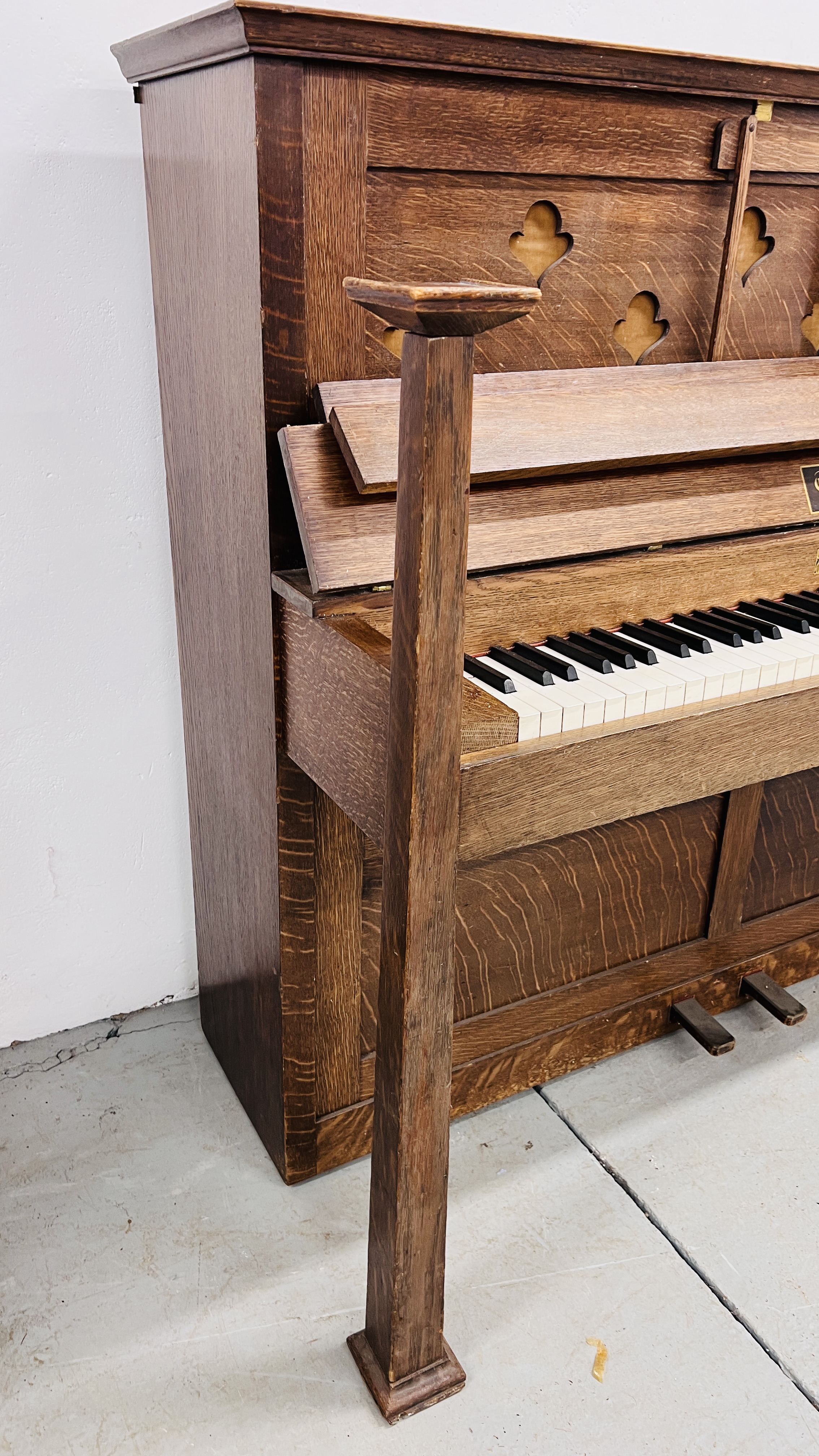 A VINTAGE OAK ARTS AND CRAFTS PIANO WITH ORIGINAL MAKERS LABEL COLLARD & COLLARD HOLDER BROS. - Image 4 of 12