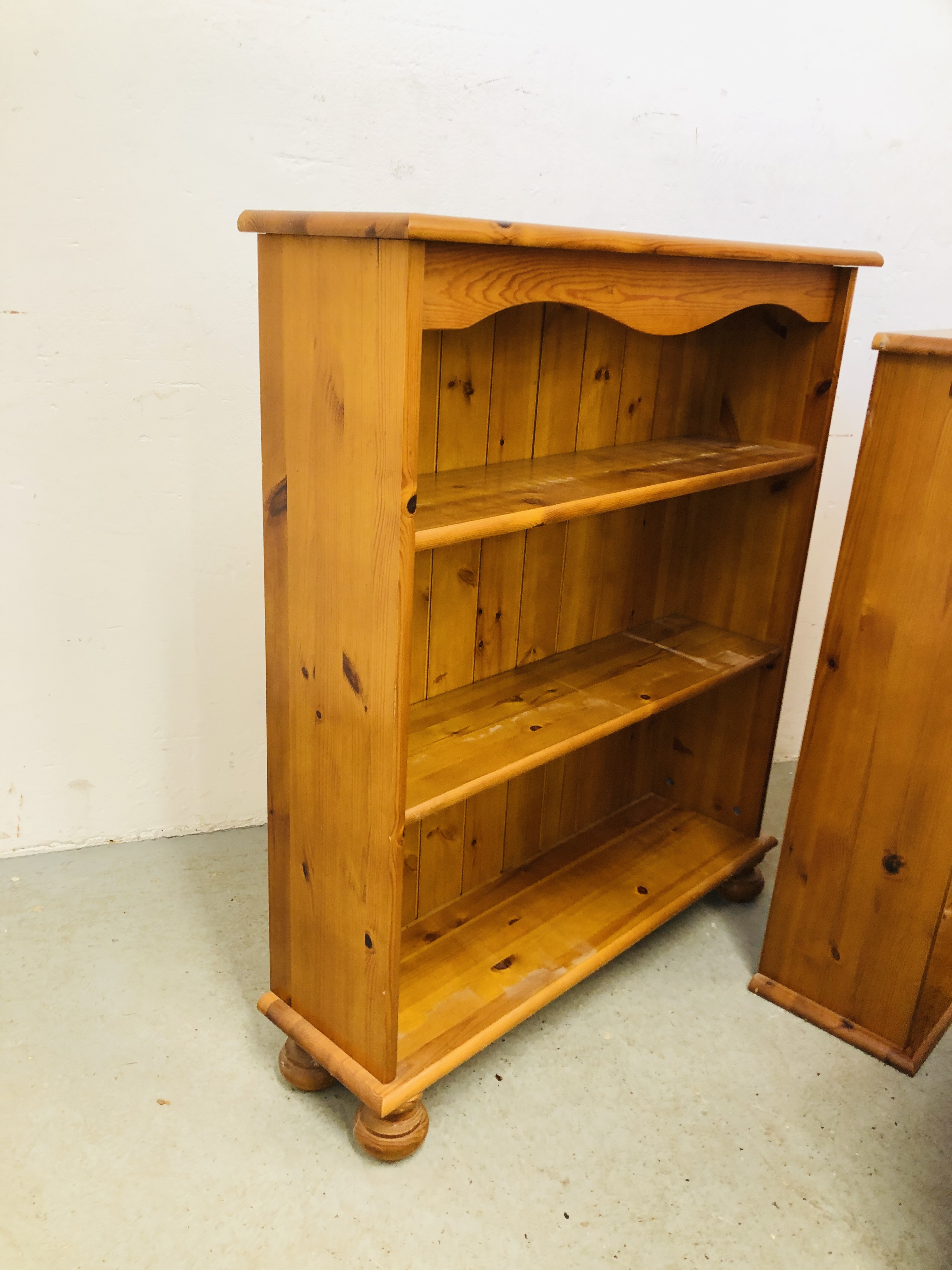 A MODERN HONEY PINE OVAL 2 TIER COFFEE TABLE W 66CM X D 90CM X H 45CM ALONG WITH 2 HONEY PINE - Image 5 of 6