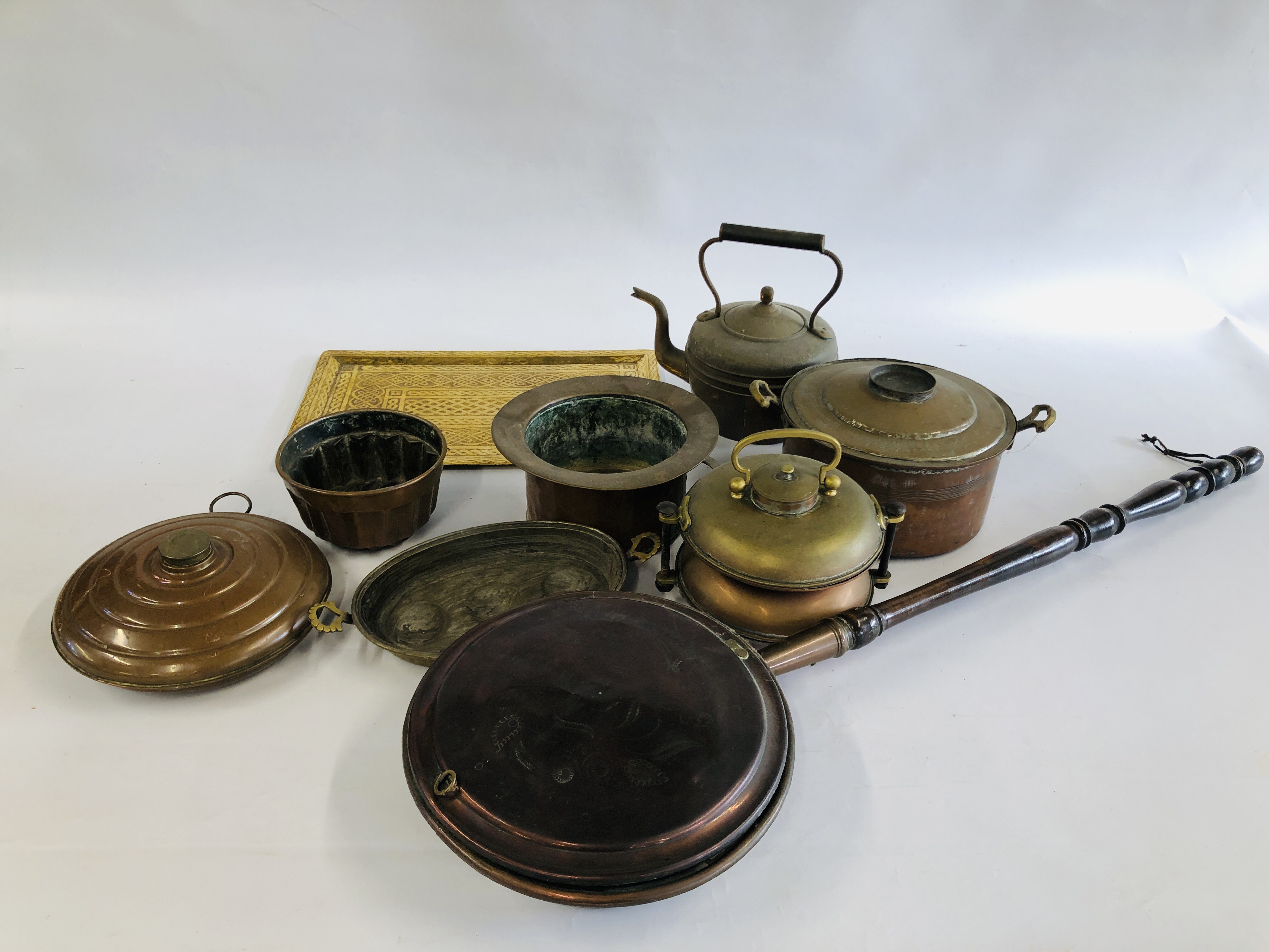 A BOX OF ASSORTED VINTAGE METAL WARE COMPRISING OF A COPPER WARMING PAN, BRASS TRAY AND KETTLE,