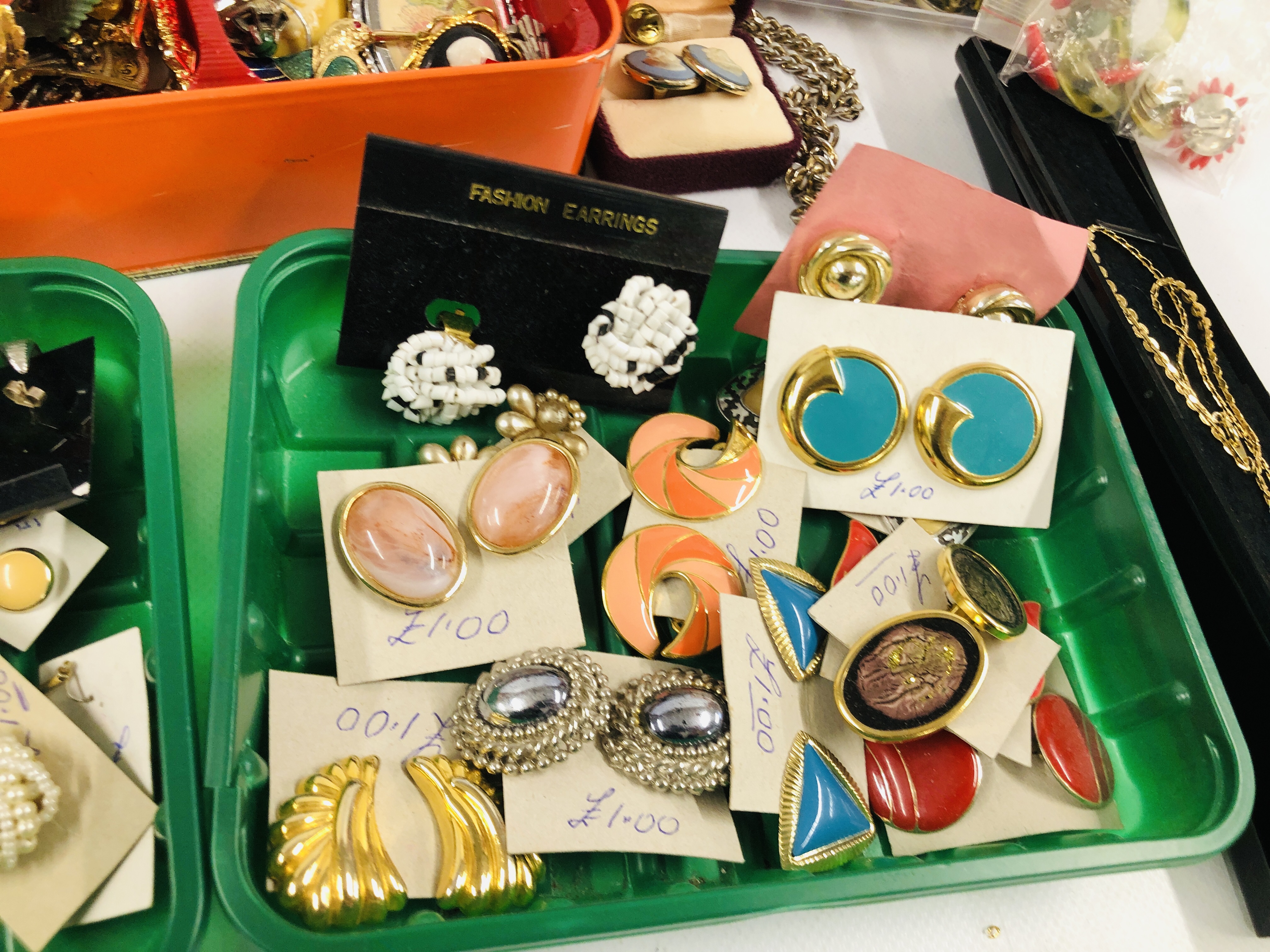 A BOX OF ASSORTED COSTUME JEWELLERY TO INCLUDE VINTAGE BROOCHES, NECKLACES, CLIP ON EARRINGS, - Image 3 of 10