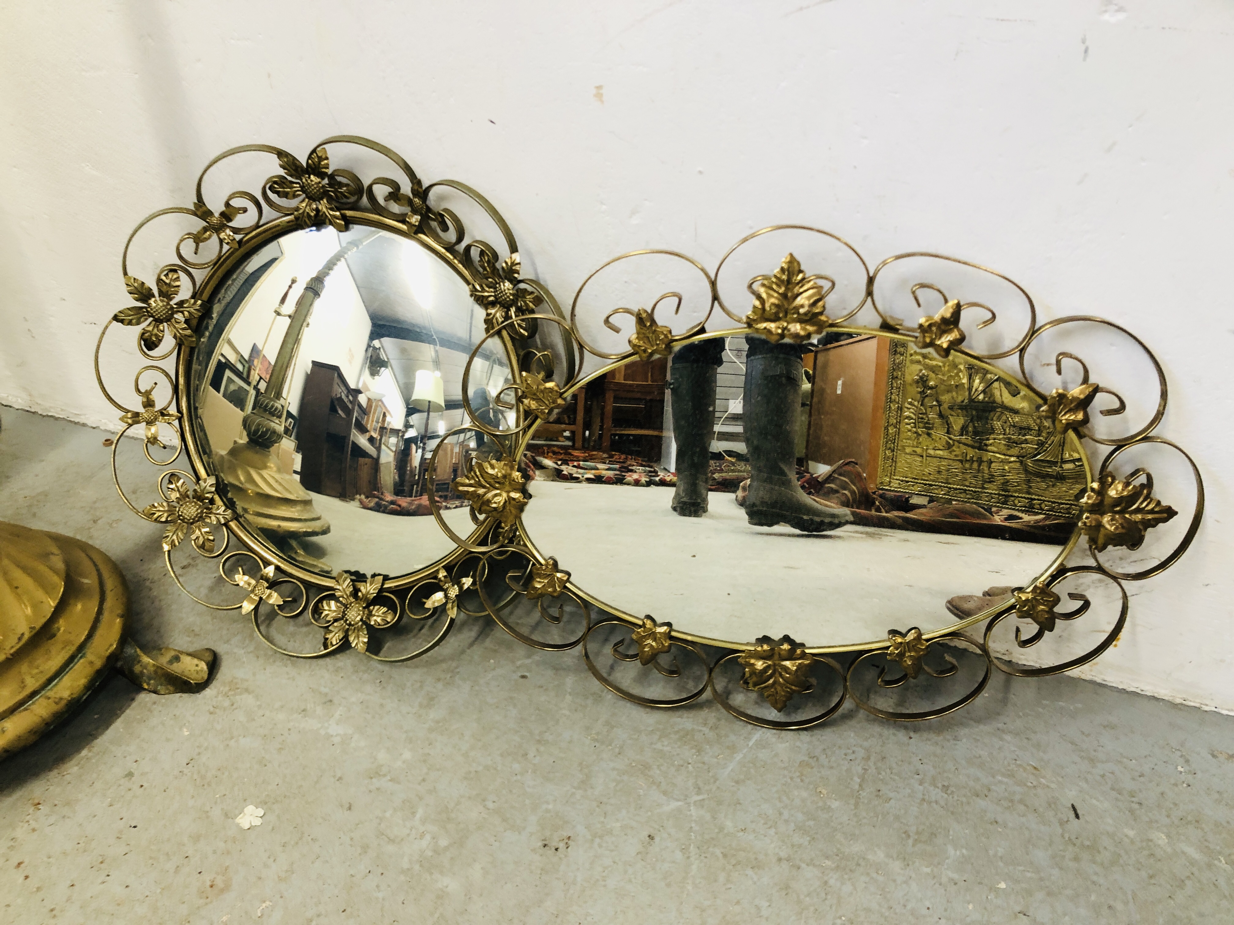A GROUP OF BRASS WARE TO INCLUDE A MAGAZINE RACK, FIRE SCREEN, 2 ELABORATE MIRRORS, - Image 3 of 6