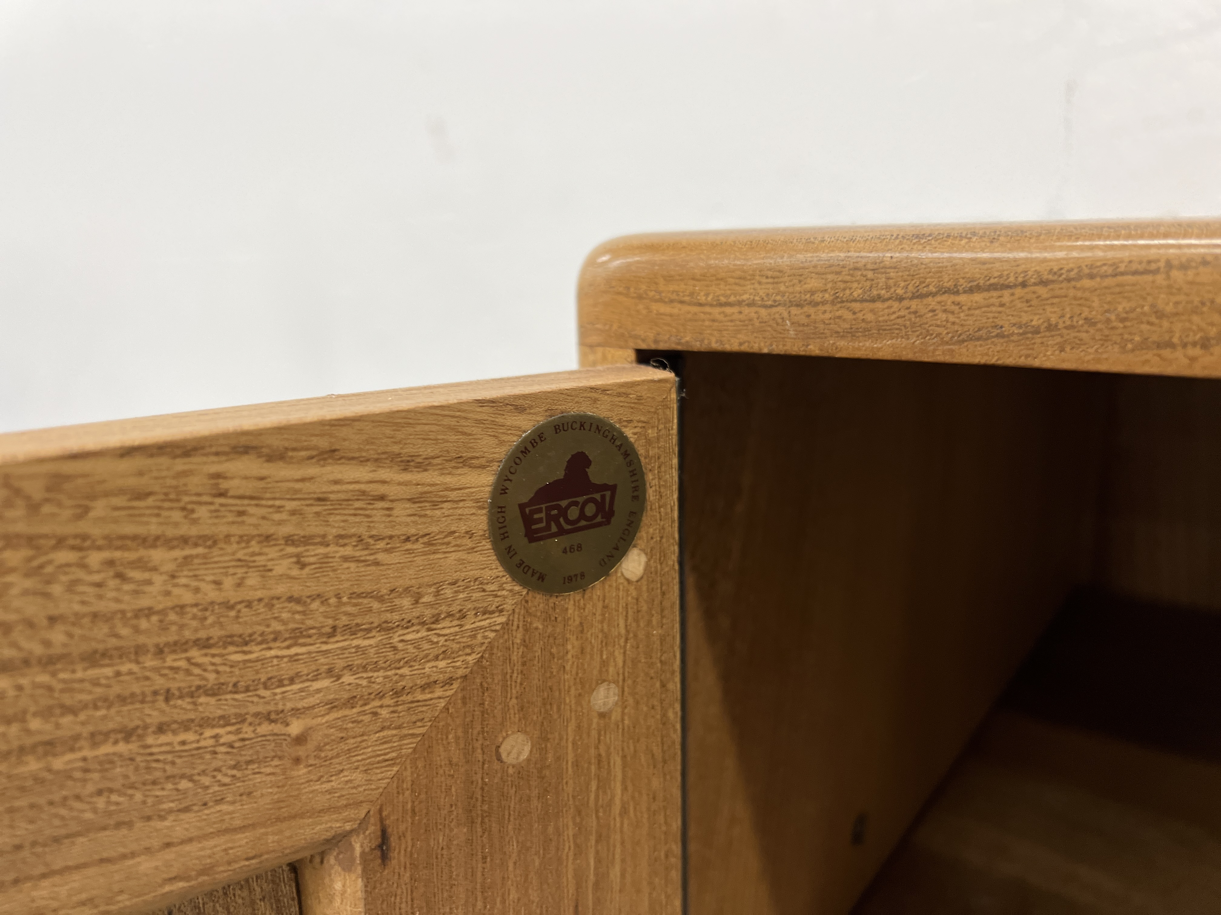 AN ERCOL WINDSOR SIDEBOARD, 3 CUPBOARD DOORS ABOVE 2 DRAWERS W 130CM X D 44CM X H 76CM. - Image 15 of 18