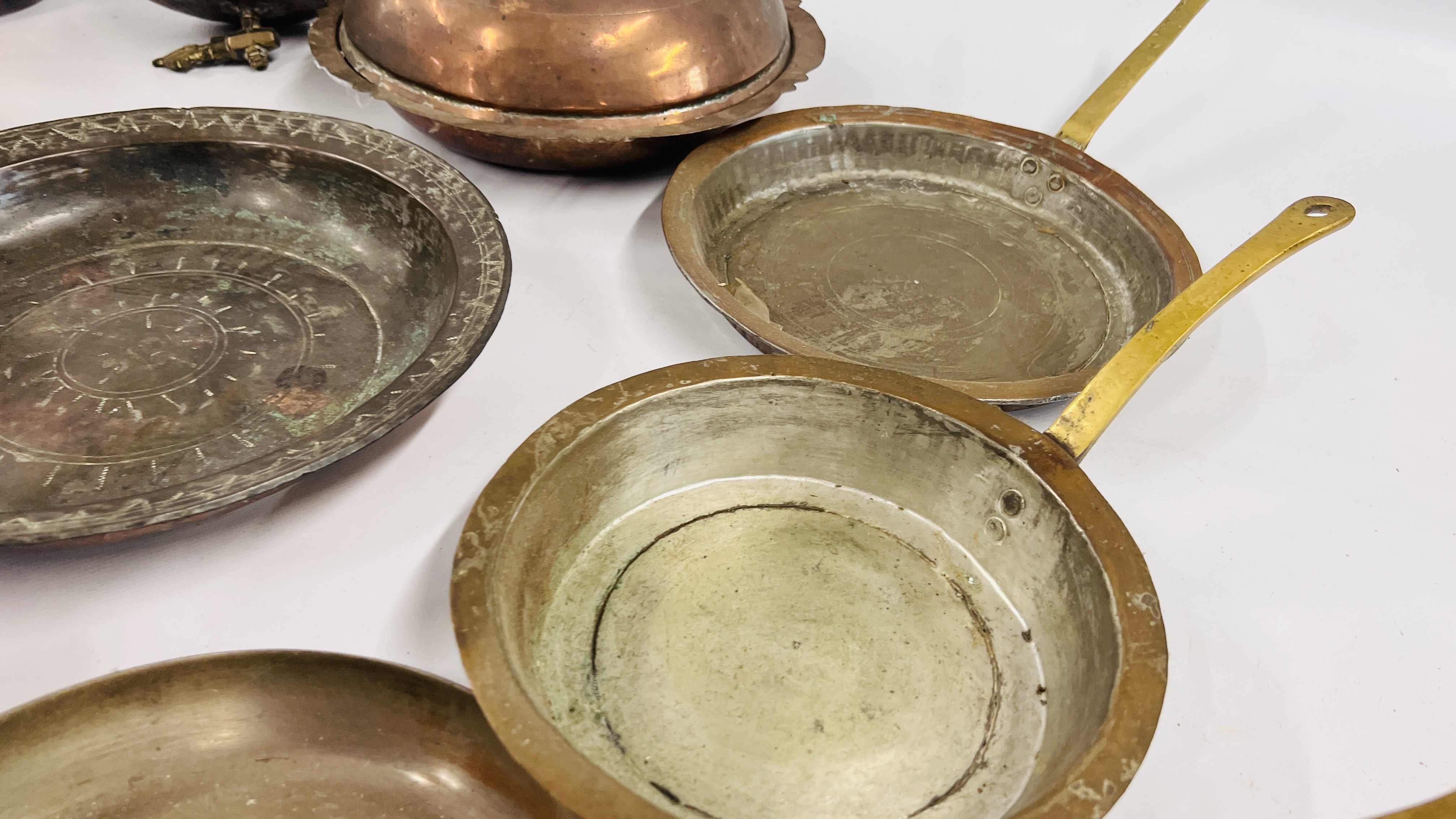 A BOX OF ASSORTED MIDDLE EASTERN AND ASIAN METAL WARE ARTIFACTS COMPRISING PANS, CONTAINER, VESSELS, - Image 12 of 16