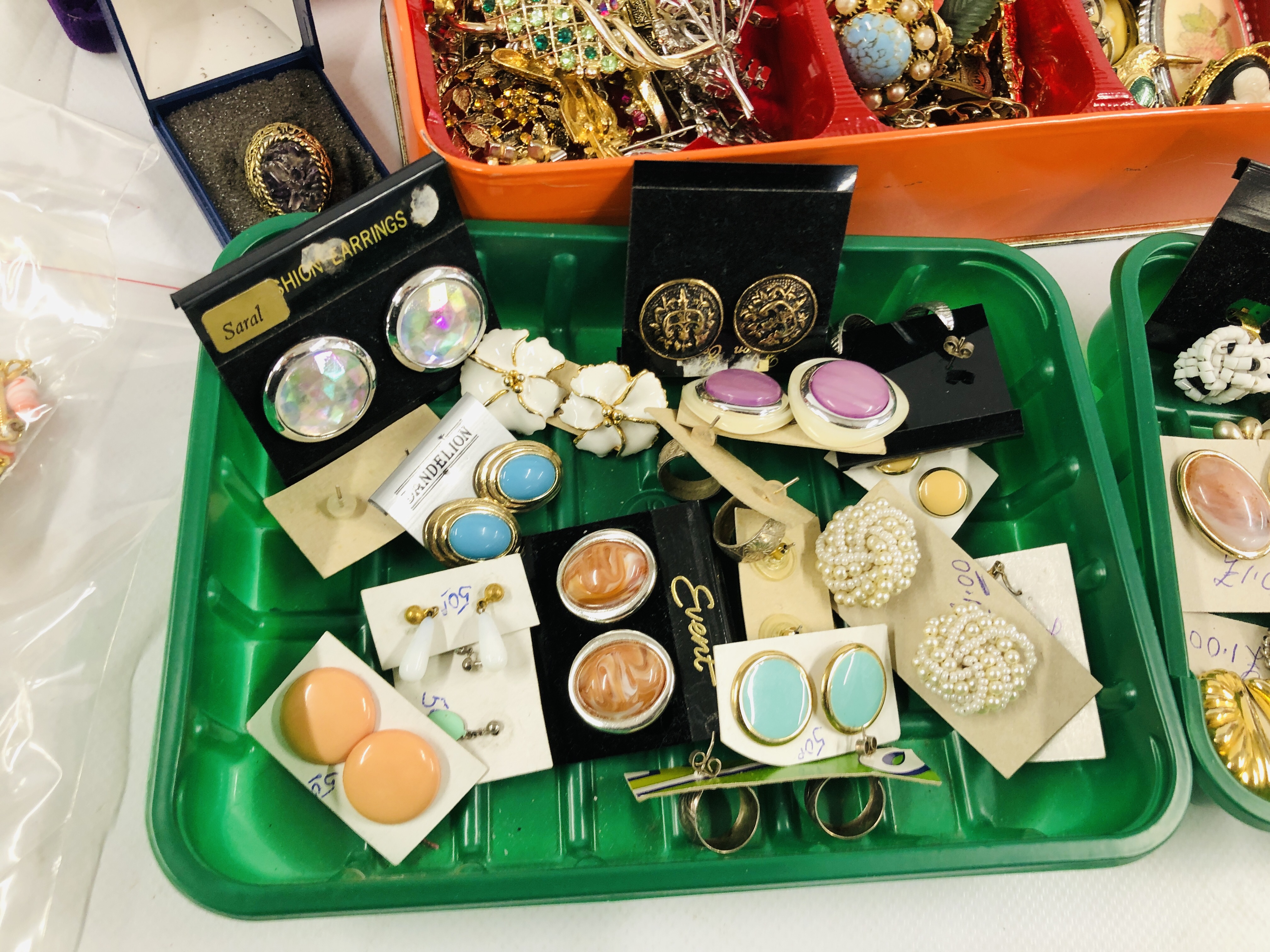 A BOX OF ASSORTED COSTUME JEWELLERY TO INCLUDE VINTAGE BROOCHES, NECKLACES, CLIP ON EARRINGS, - Image 2 of 10