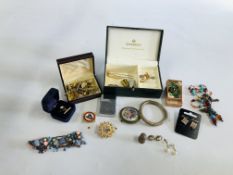 A GROUP OF ASSORTED VINTAGE AND COSTUME JEWELLERY TO INCLUDE A PAIR OF 9CT GOLD CAMEO STUD EARRINGS
