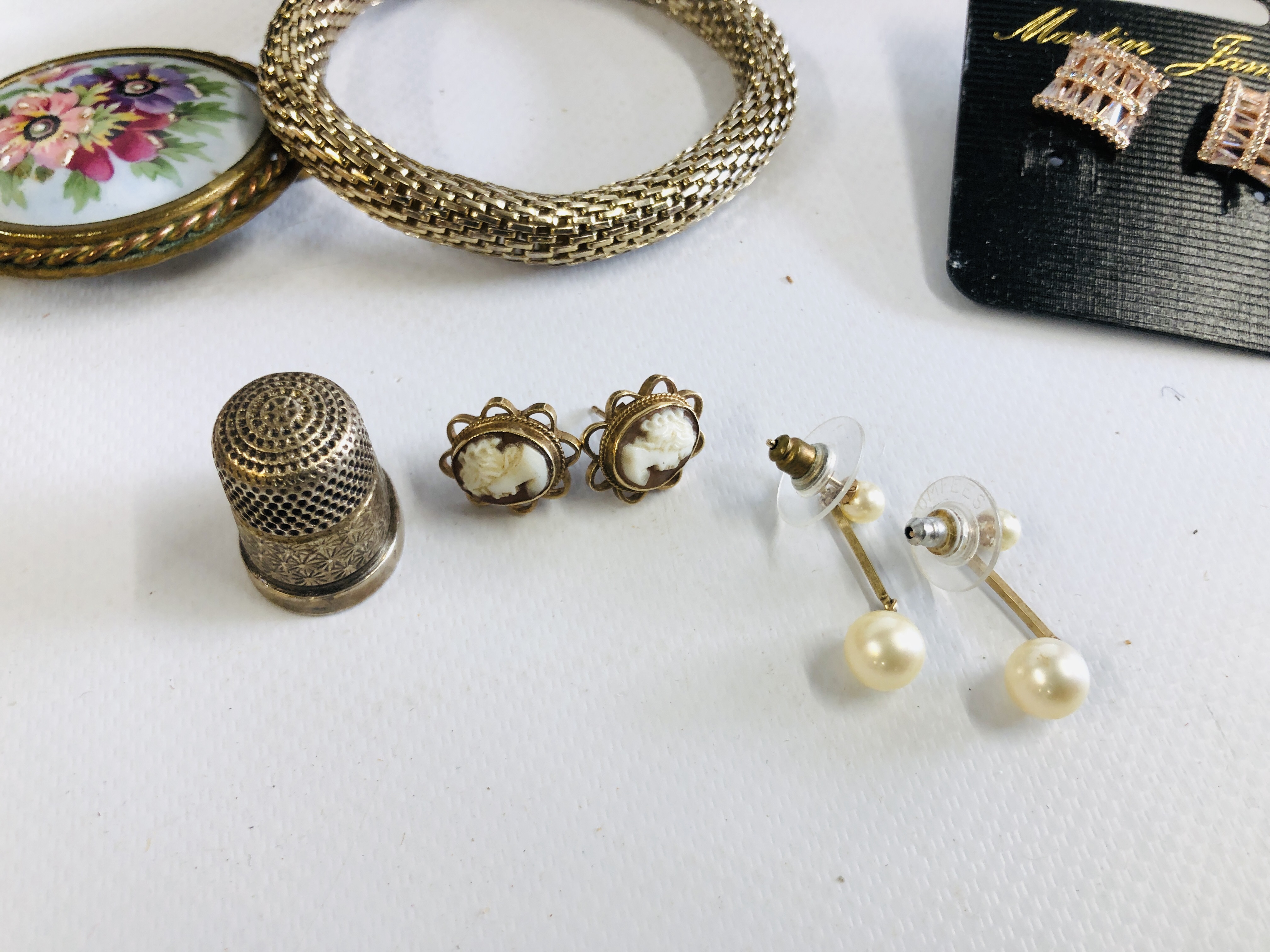 A GROUP OF ASSORTED VINTAGE AND COSTUME JEWELLERY TO INCLUDE A PAIR OF 9CT GOLD CAMEO STUD EARRINGS - Image 6 of 6