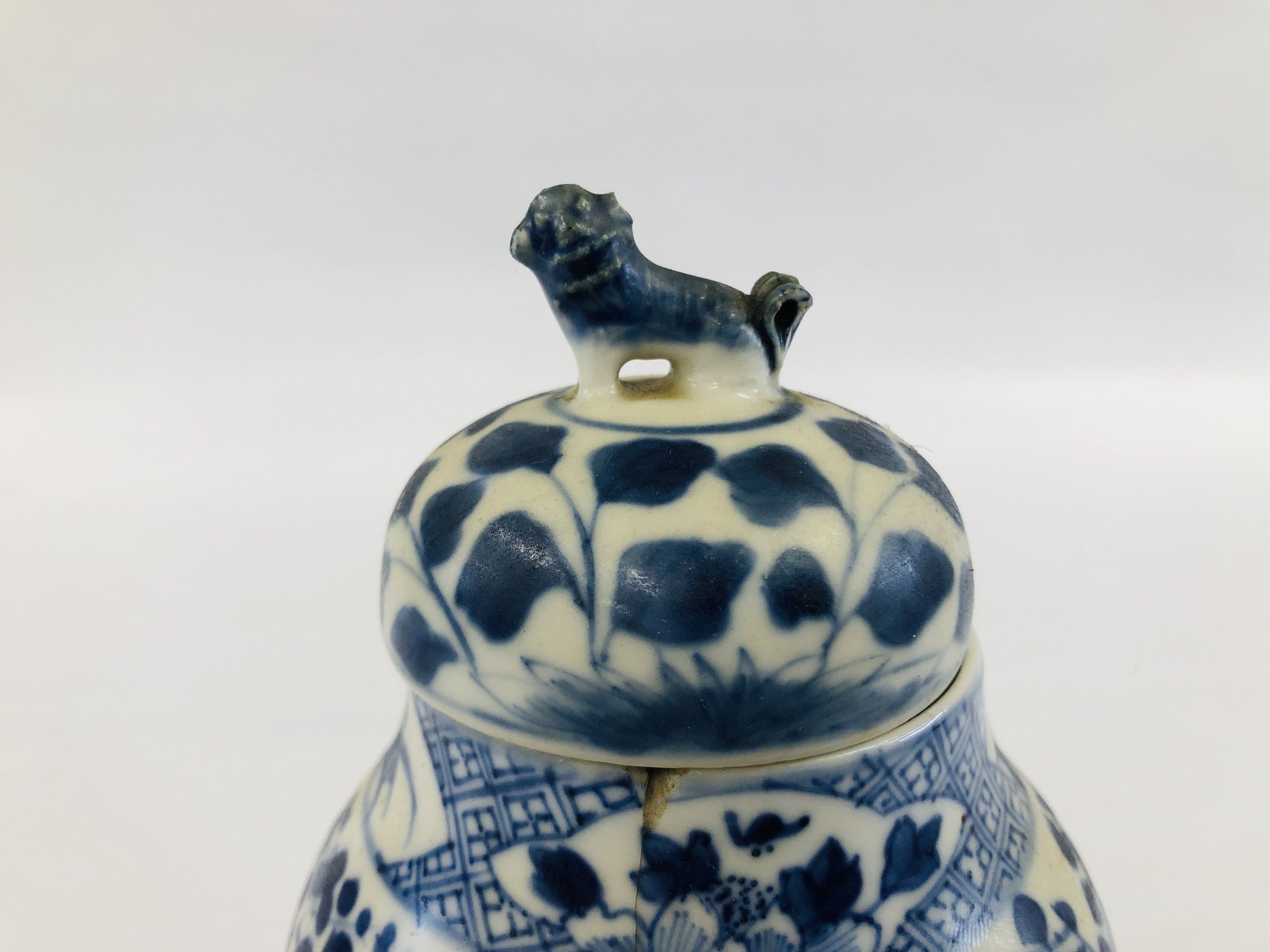 A VINTAGE CHINESE BLUE AND WHITE OVOID VASE AND COVER (A/F HAIRLINE CRACK AND SMALL CHIP) H 24CM. - Image 2 of 11