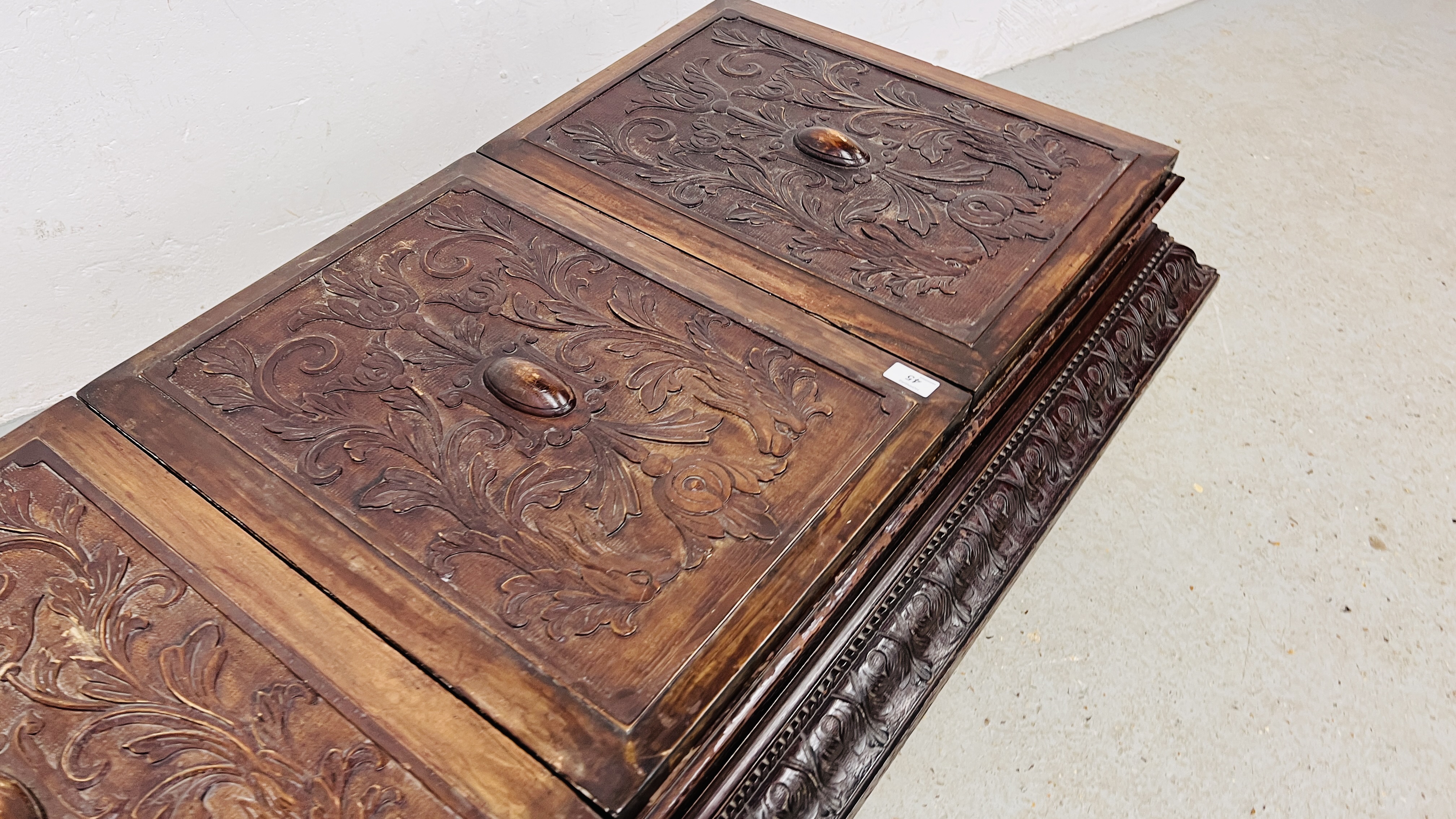 A CARVED VINTAGE THREE PANELLED TOP LOW CHEST, W 135CM, D 66CM, H 42CM WITH EACH LID BEING 40. - Image 7 of 13