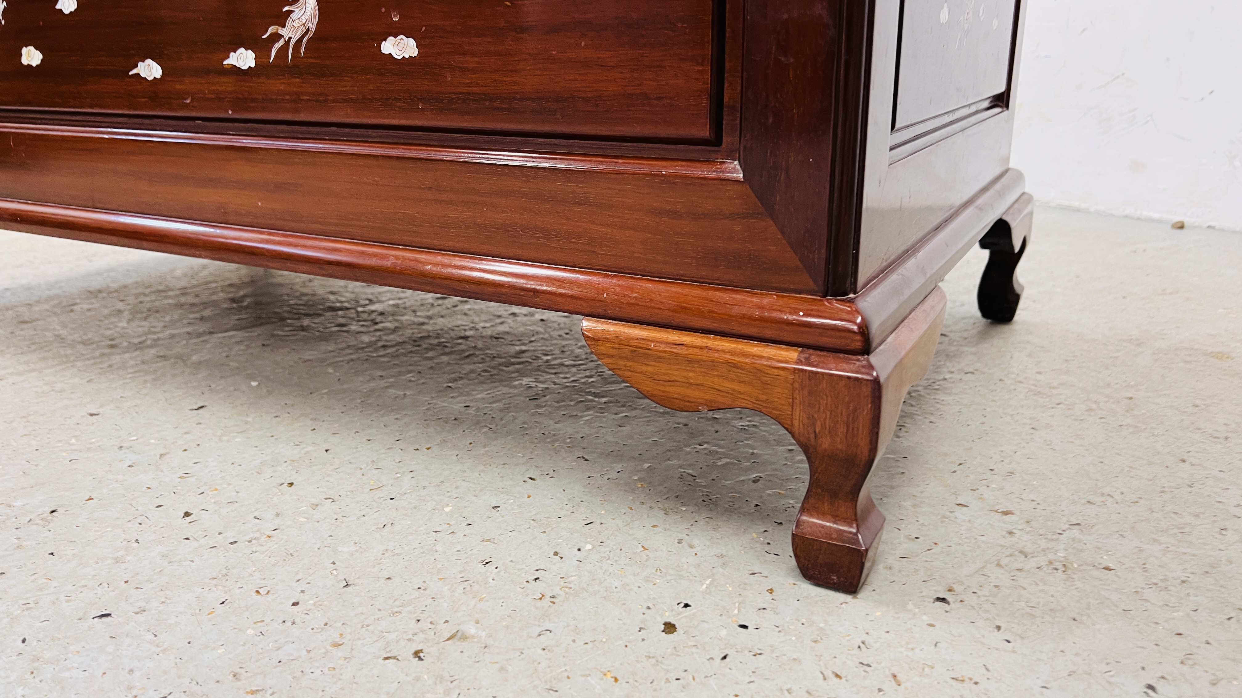 A GOOD QUALITY HARDWOOD ORIENTAL CHEST WITH MOTHER OF PEARL DRAGON INLAY. - Image 8 of 10