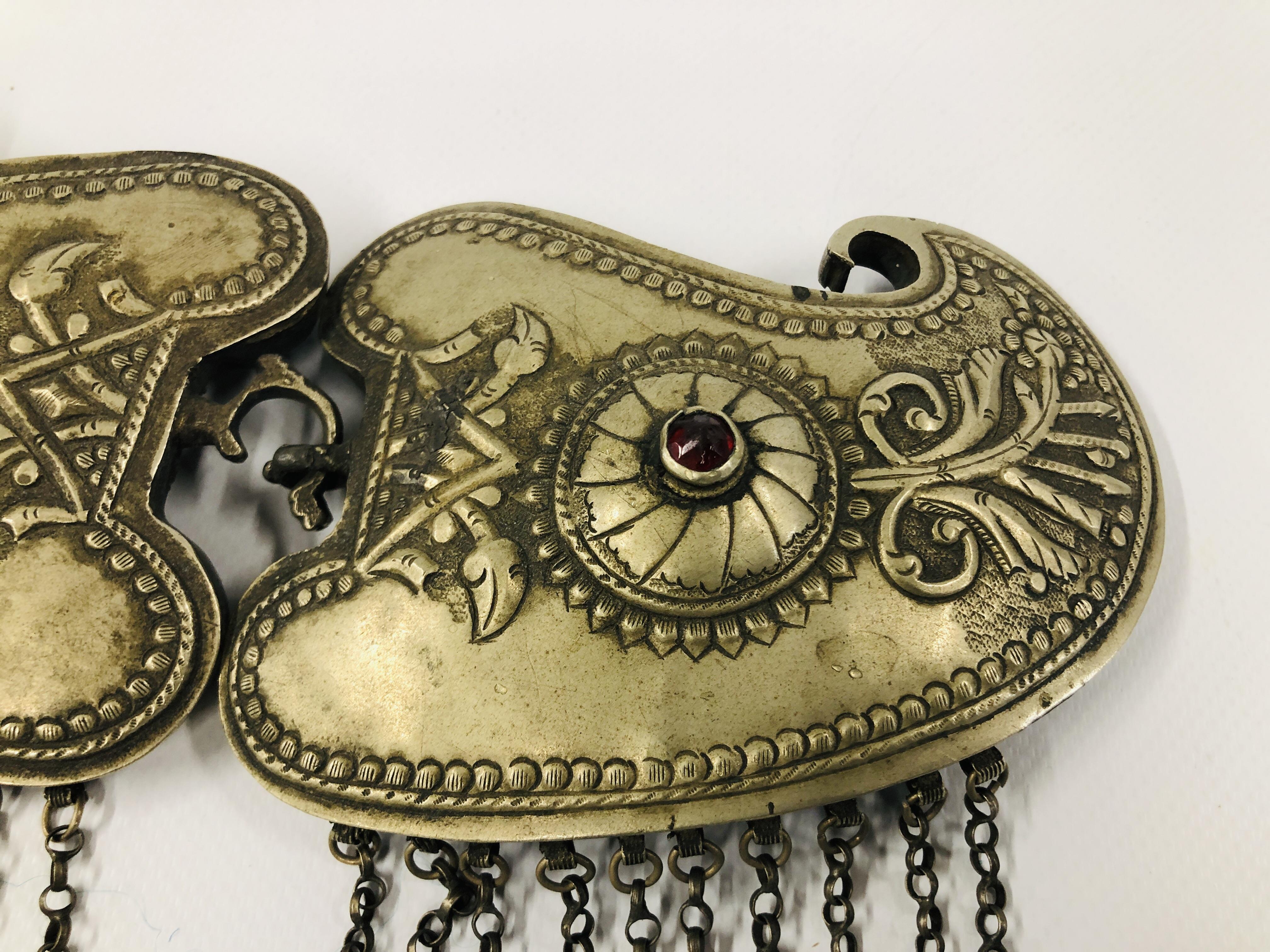 A MIDDLE EASTERN WHITE METAL BUCKLE. - Image 2 of 6