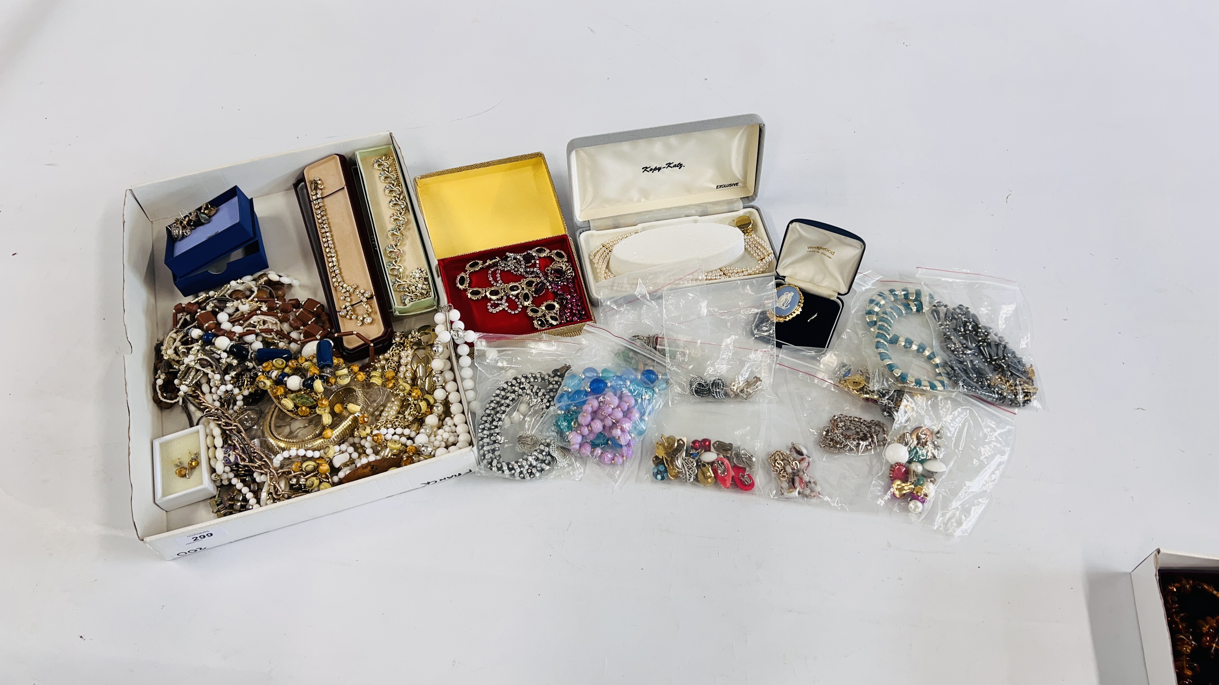 A TRAY OF ASSORTED COSTUME JEWELLERY TO INCLUDE SILVER EXAMPLES, BEADED NECKLACES, STUD EARRINGS, - Image 13 of 13