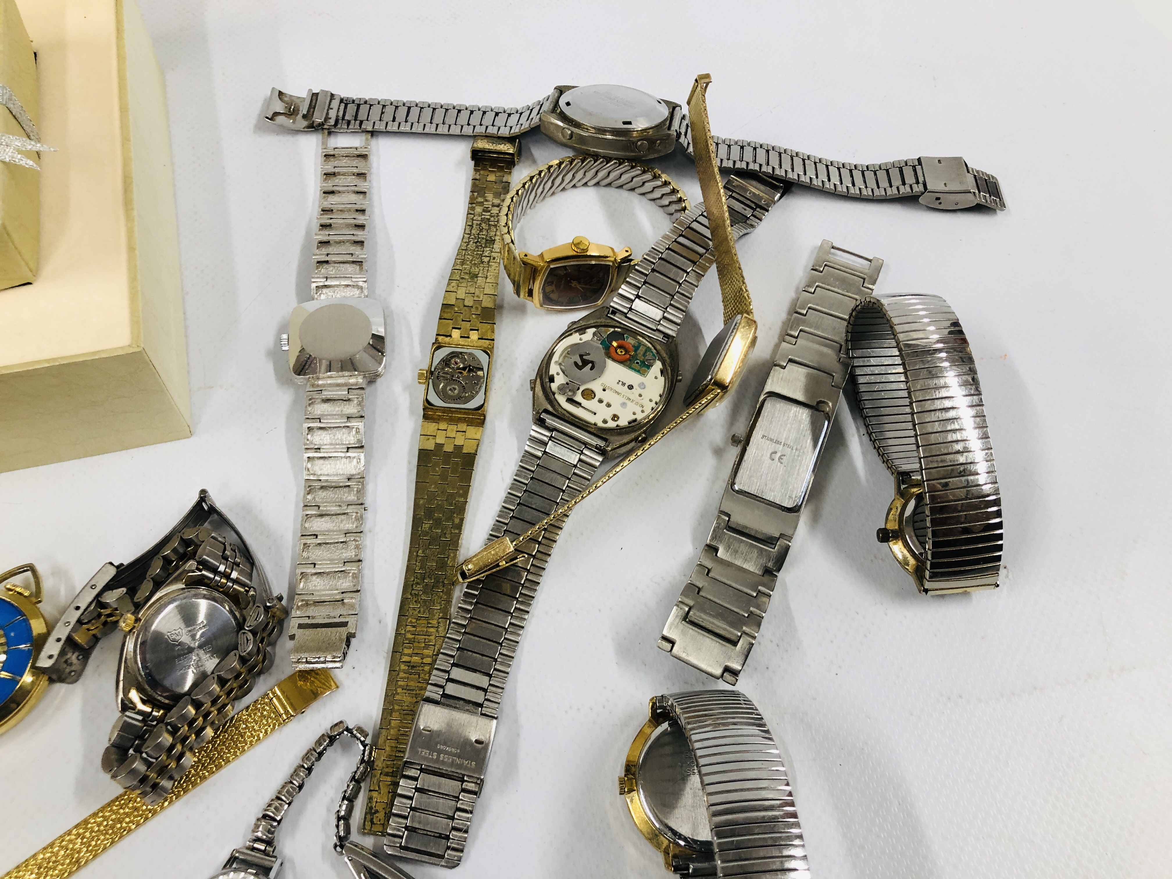A BOX OF ASSORTED WRIST WATCHES TO INCLUDE VARIOUS DESIGNER BRANDED EXAMPLES, SEKONDA, - Image 7 of 7