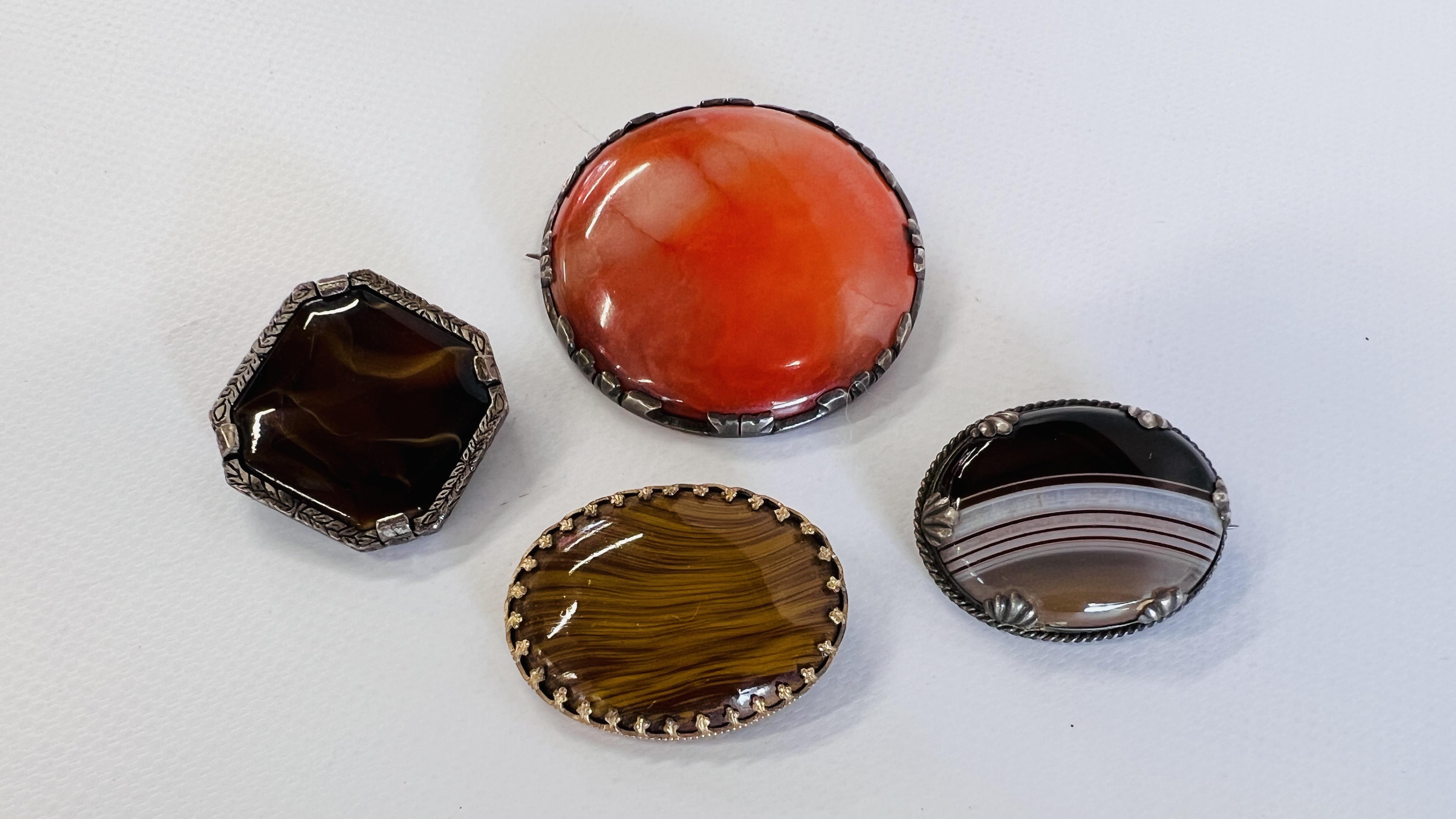 FOUR ANTIQUE AND VINTAGE AGATE GLASS BROOCHES