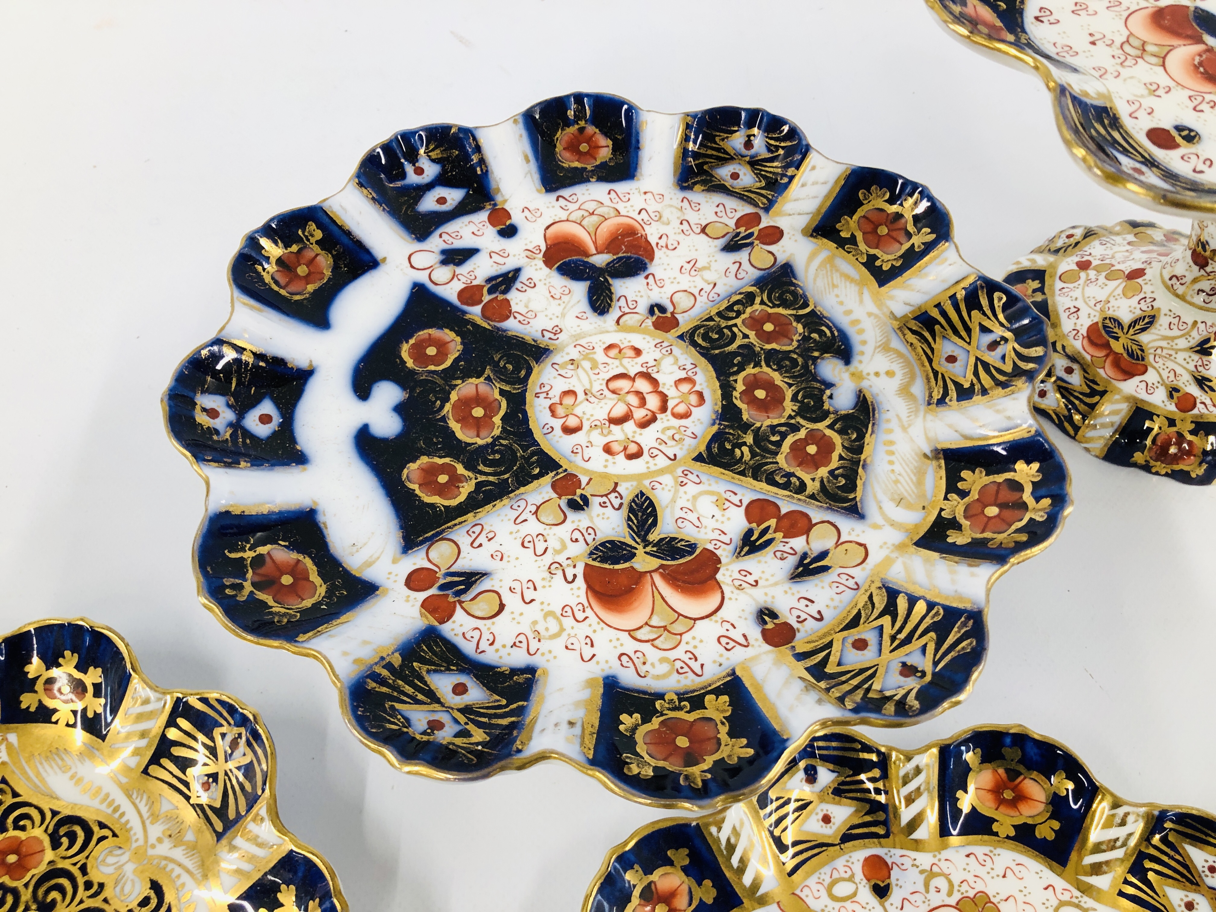 POINTON'S DESERT WARES DECORATED IN THE IMARI PALETTE TO CONSIST OF TWO GRADUATED TAZA'S, - Image 6 of 11