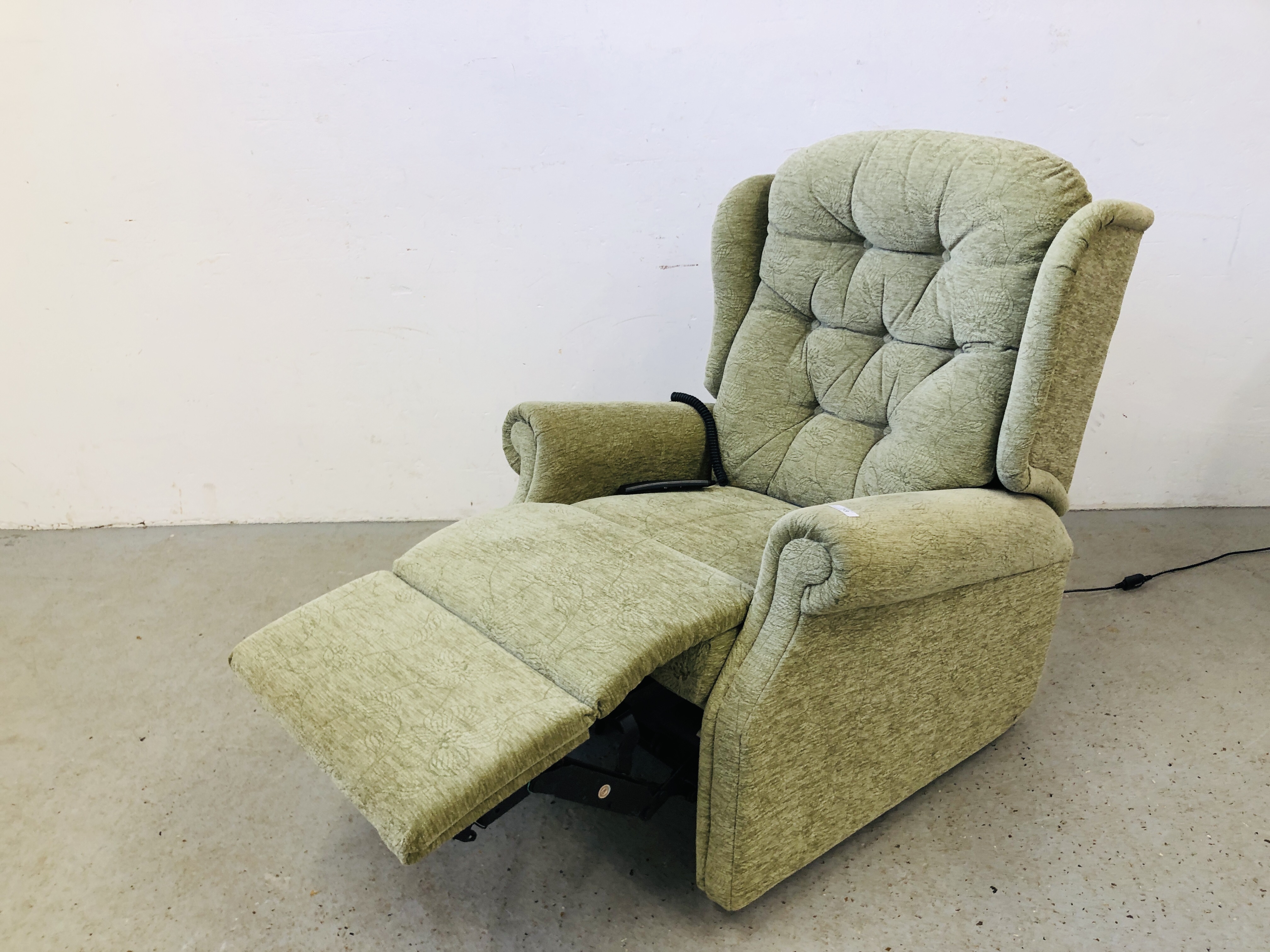 A MODERN GREEN UPHOLSTERED ELECTRIC RECLINER CHAIR - SOLD AS SEEN. - Image 2 of 4