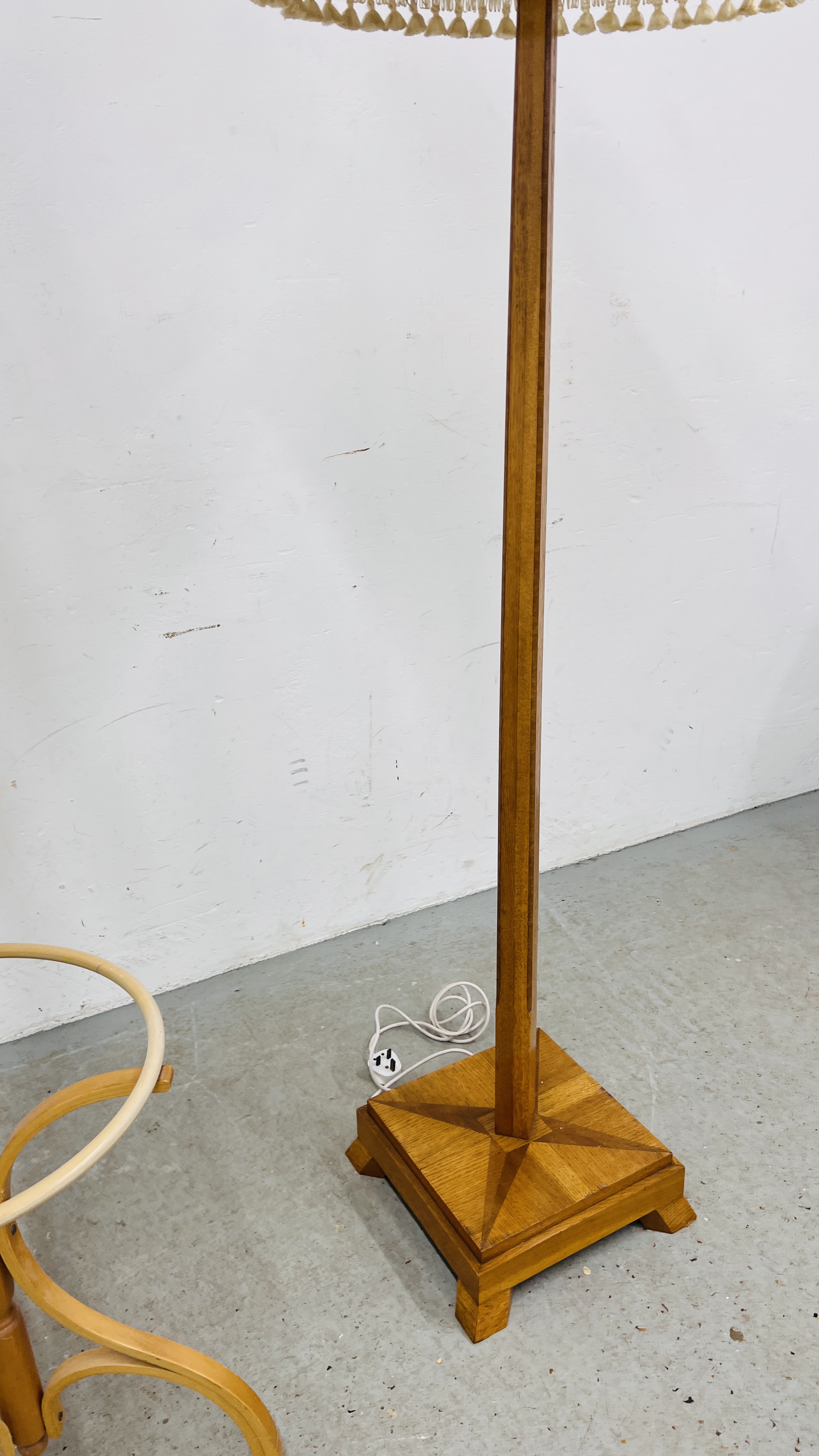 A RETRO BEECH WOOD TRIPOD FOOTED STANDARD LAMP WITH SHADE - WIRE REMOVED - DECO STYLE STANDARD LAMP - Image 7 of 8