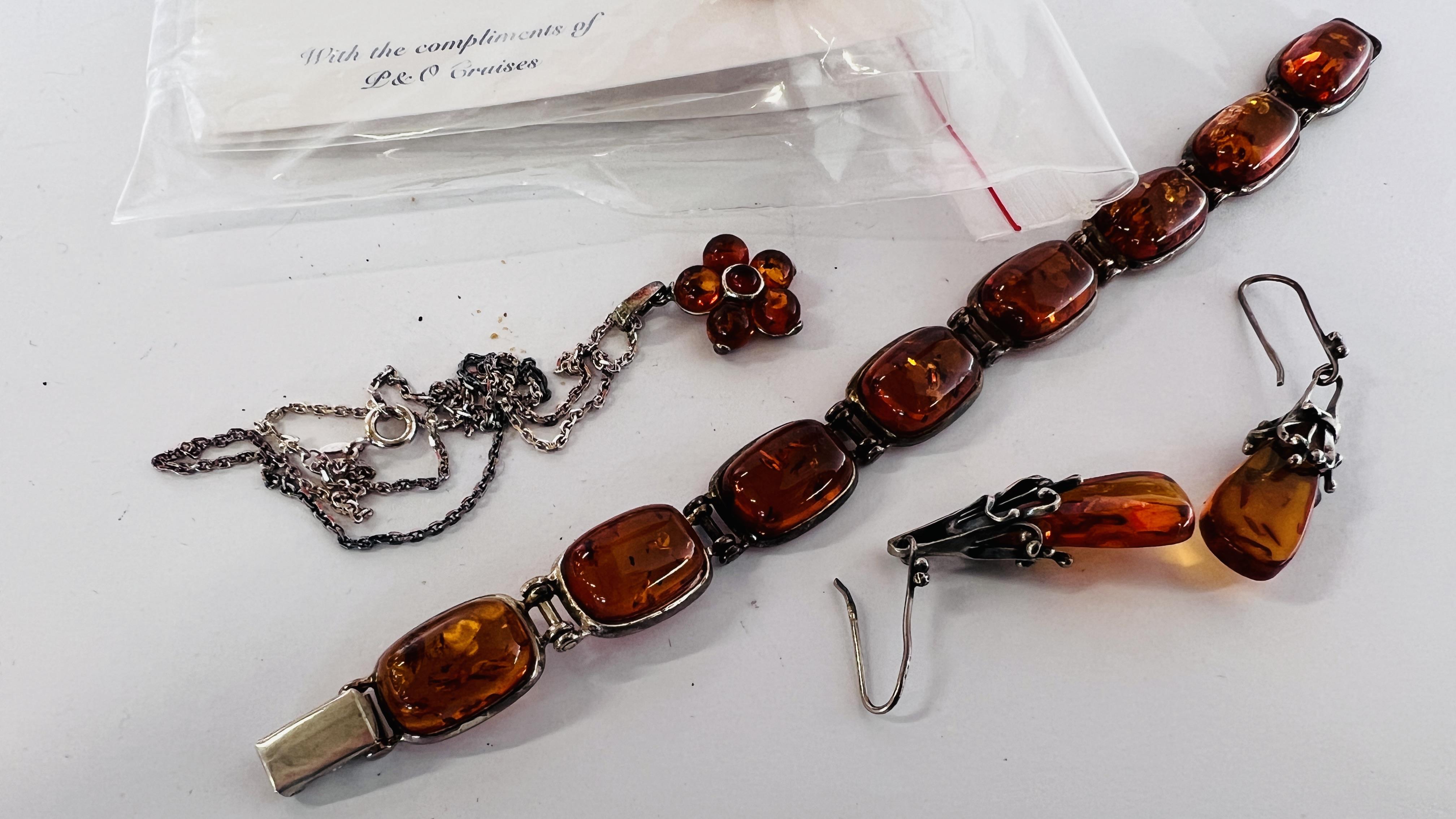 A GROUP OF AMBER TYPE SILVER JEWELLERY TO INCLUDE BRACELET, DROP EARRINGS & A PENDANT NECKLACE. - Image 2 of 7
