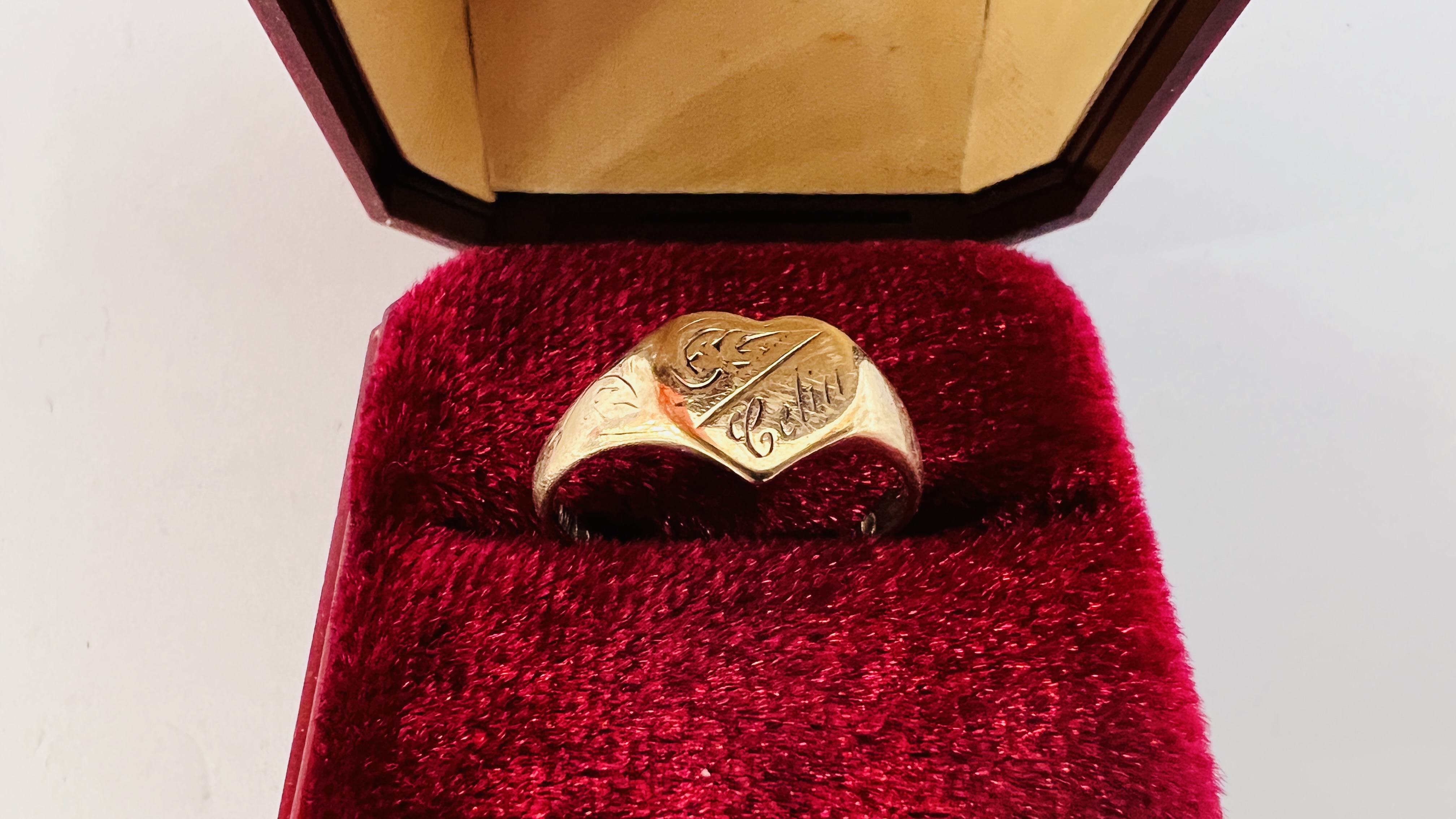 A VINTAGE 9CT GOLD LOVE HEART RING. - Image 5 of 5