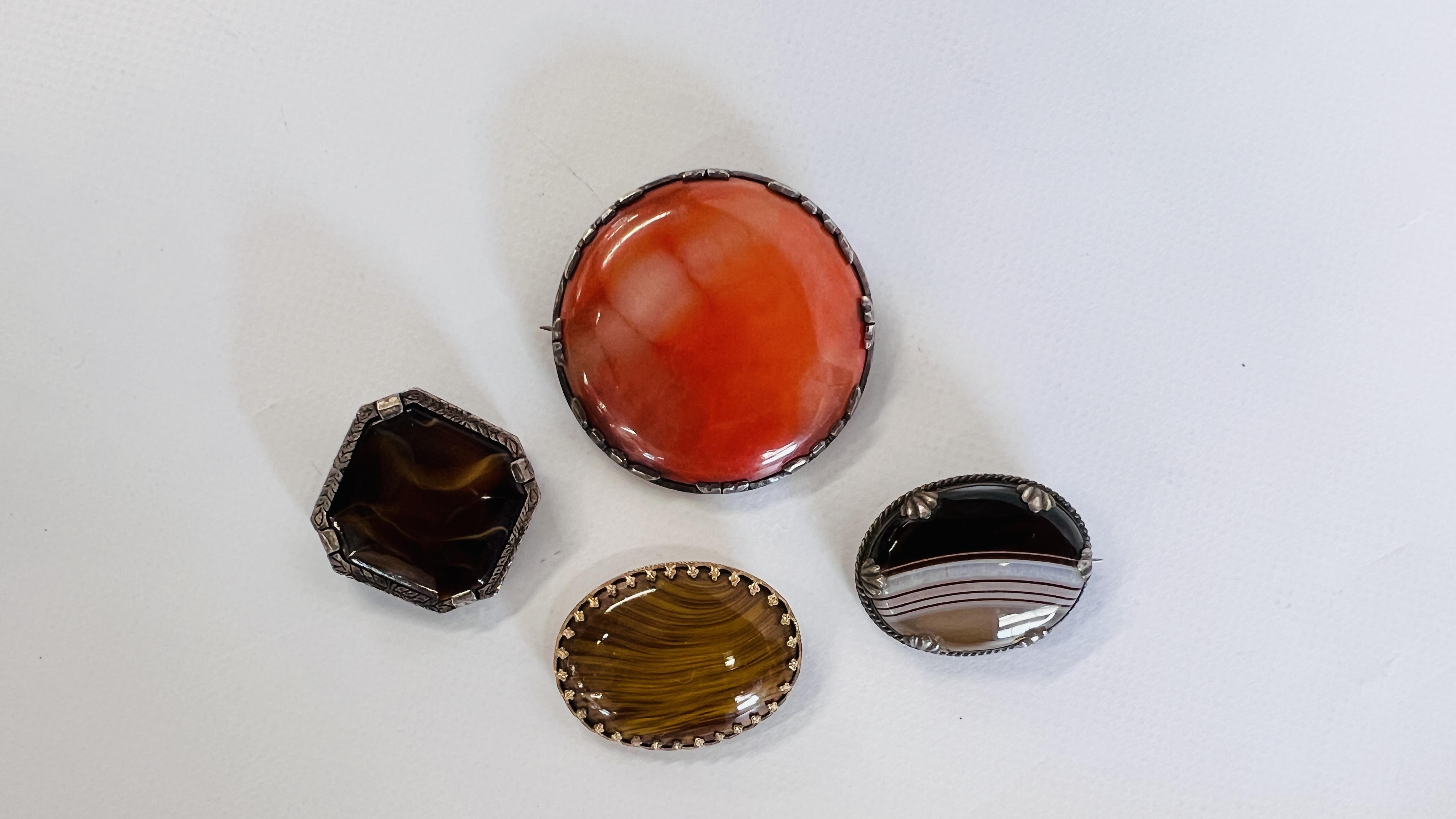 FOUR ANTIQUE AND VINTAGE AGATE GLASS BROOCHES - Image 6 of 10