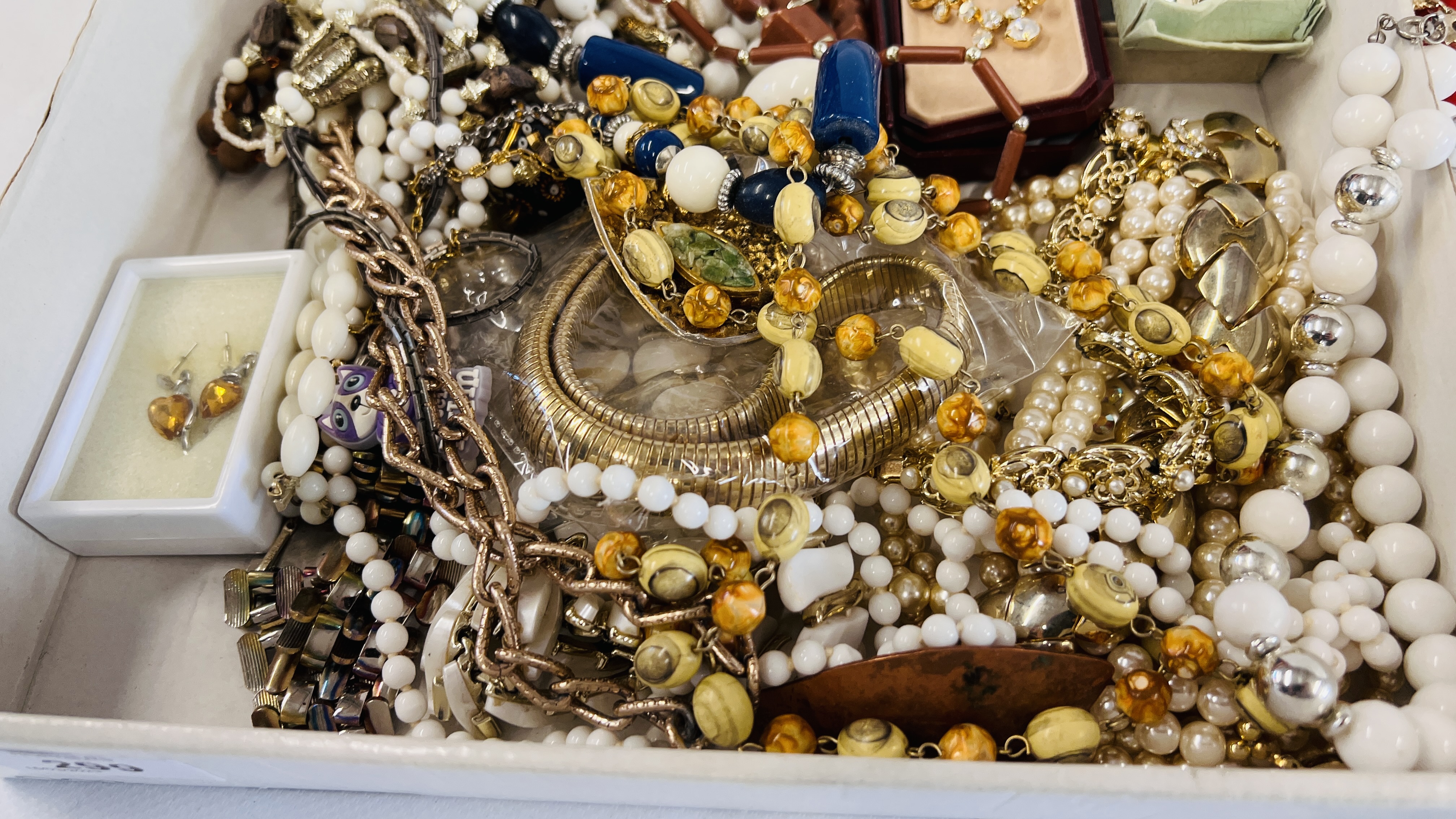 A TRAY OF ASSORTED COSTUME JEWELLERY TO INCLUDE SILVER EXAMPLES, BEADED NECKLACES, STUD EARRINGS, - Image 8 of 13