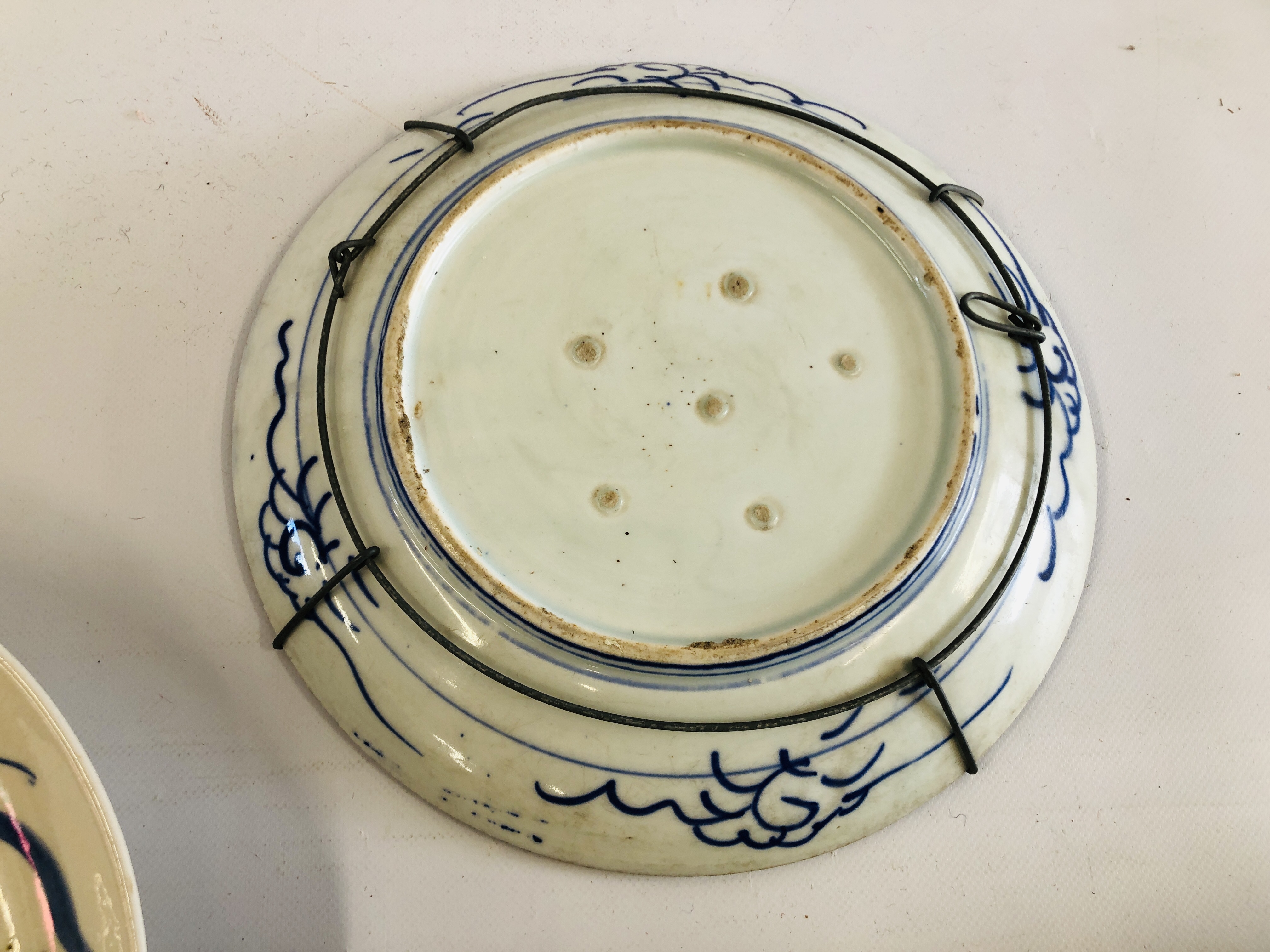 A GROUP OF CHINESE BLUE AND WHITE PLATES AND DISHES DECORATED WITH A FISH SYMBOL ALONG WITH A - Image 11 of 14